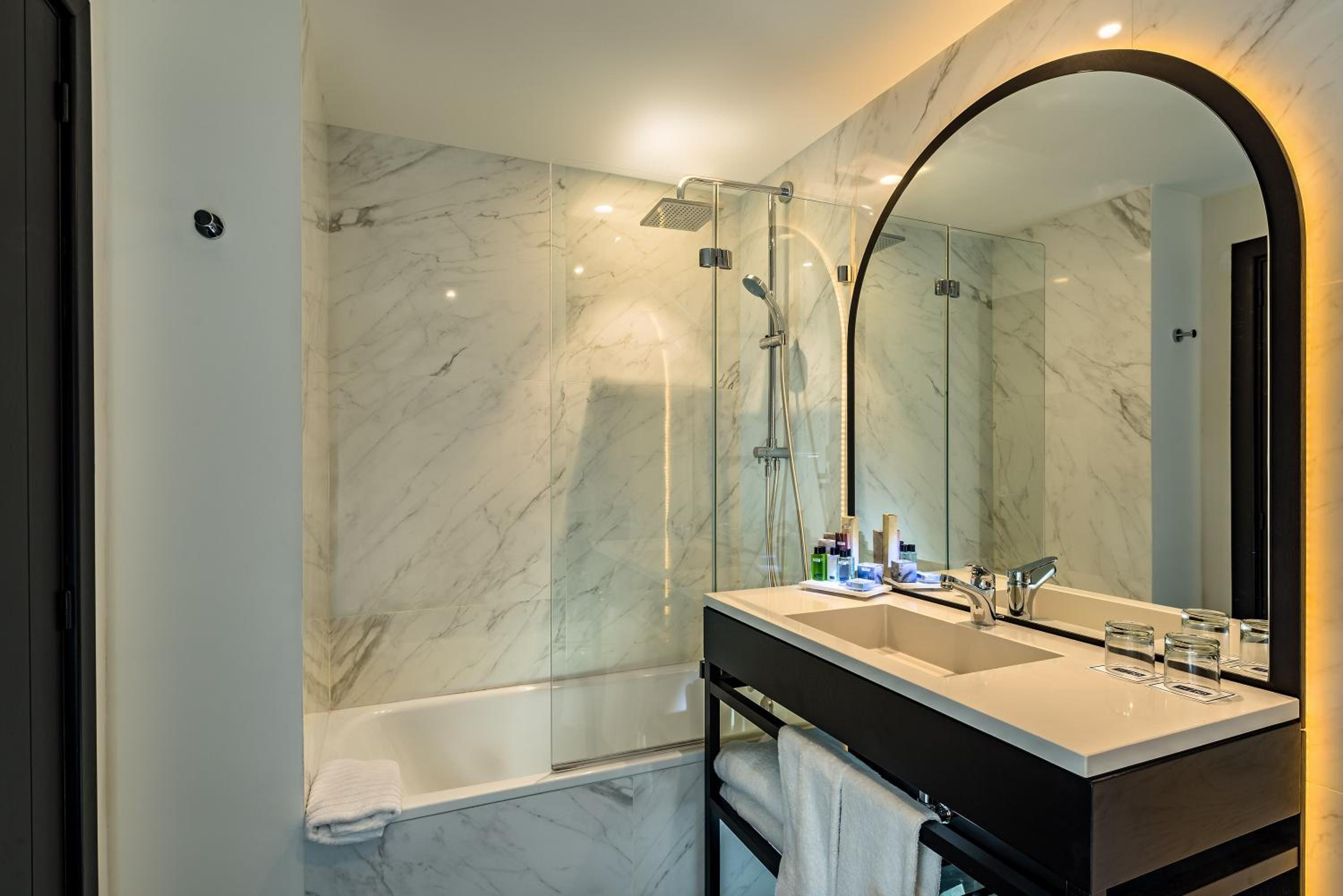 Standard Double or Twin Room with View thumbnail 6