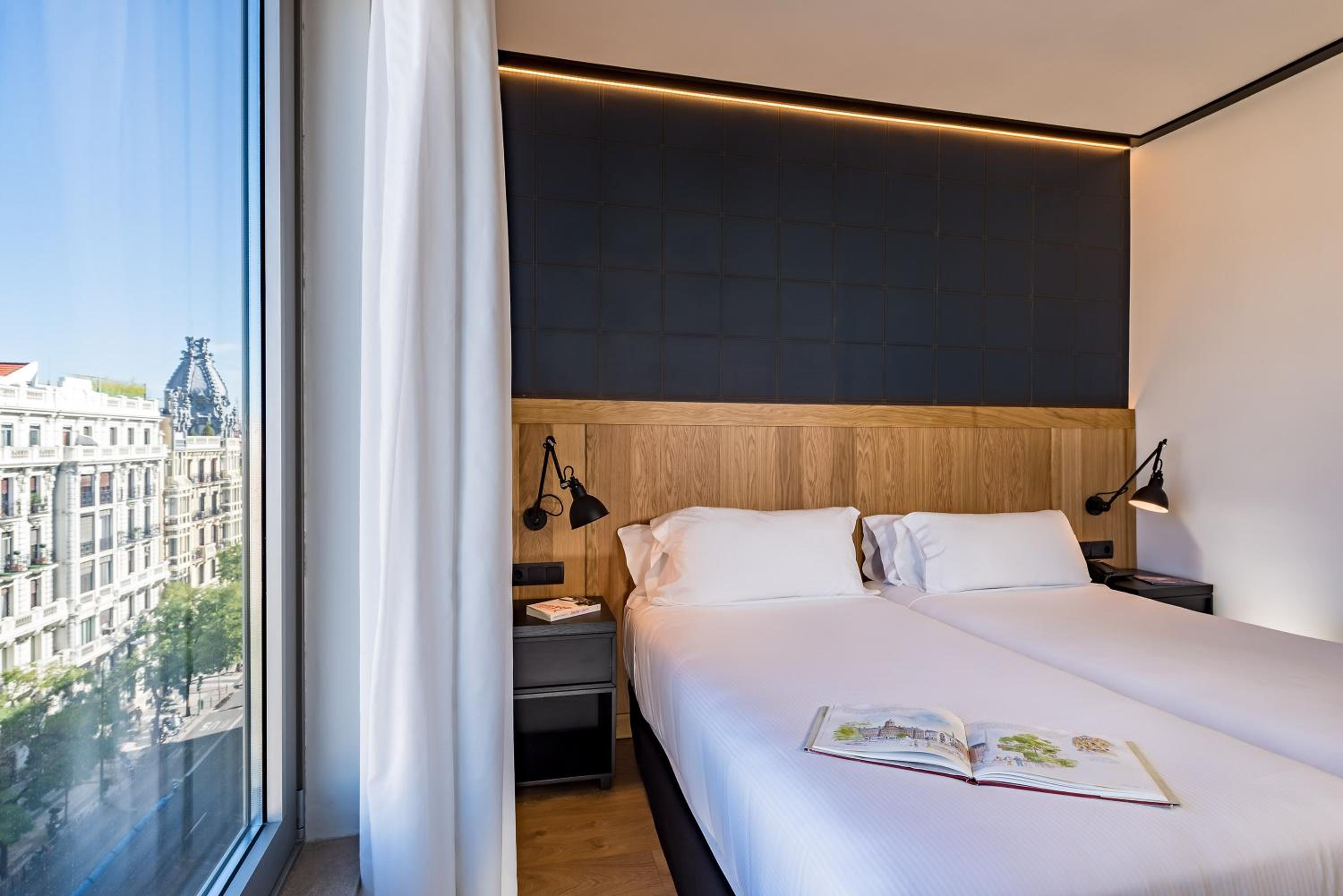 Standard Double or Twin Room with View thumbnail 5