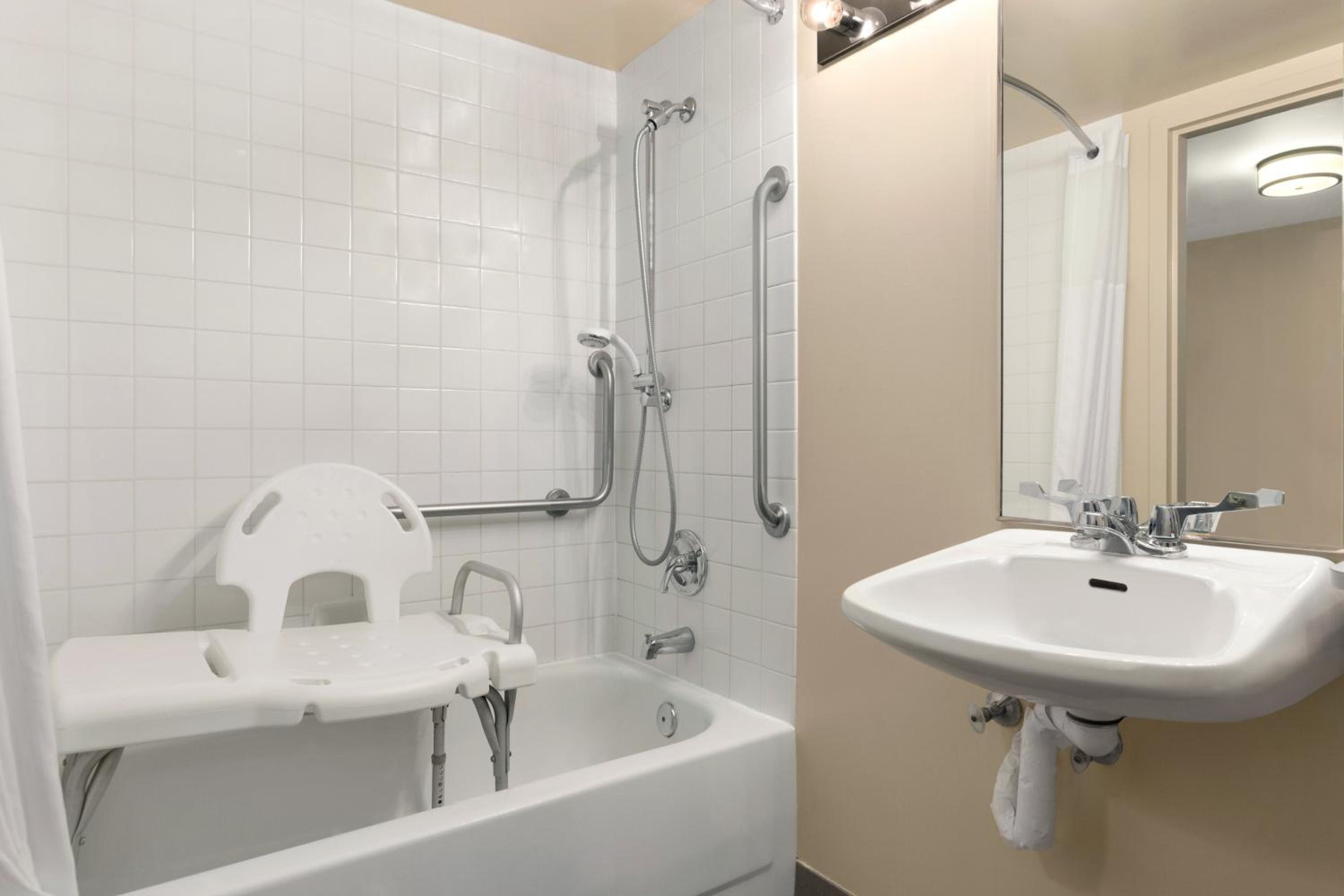 King Room - Disability Access - Non-Smoking - Photo 3