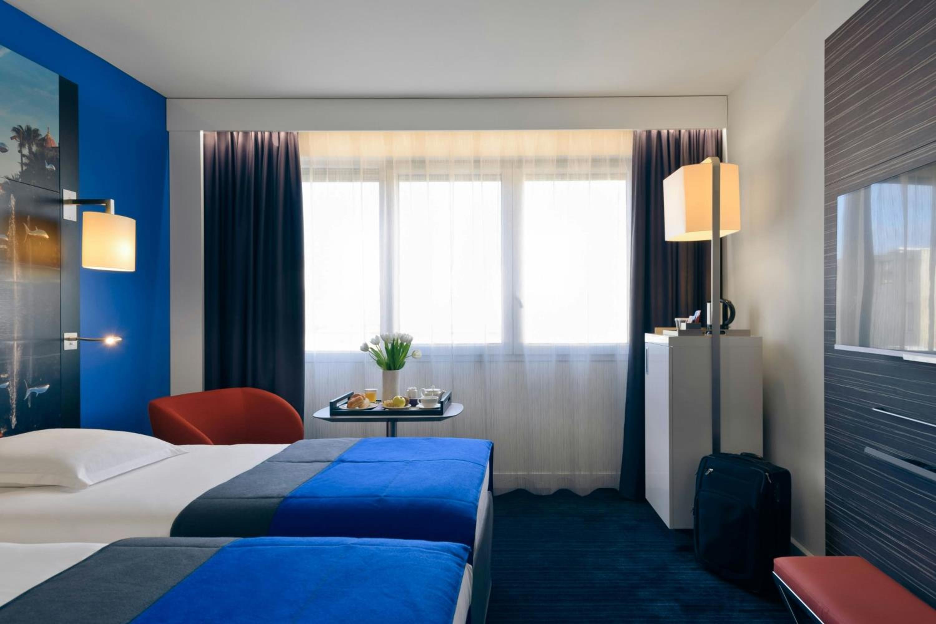 Classic Twin Room with City View - Photo 2