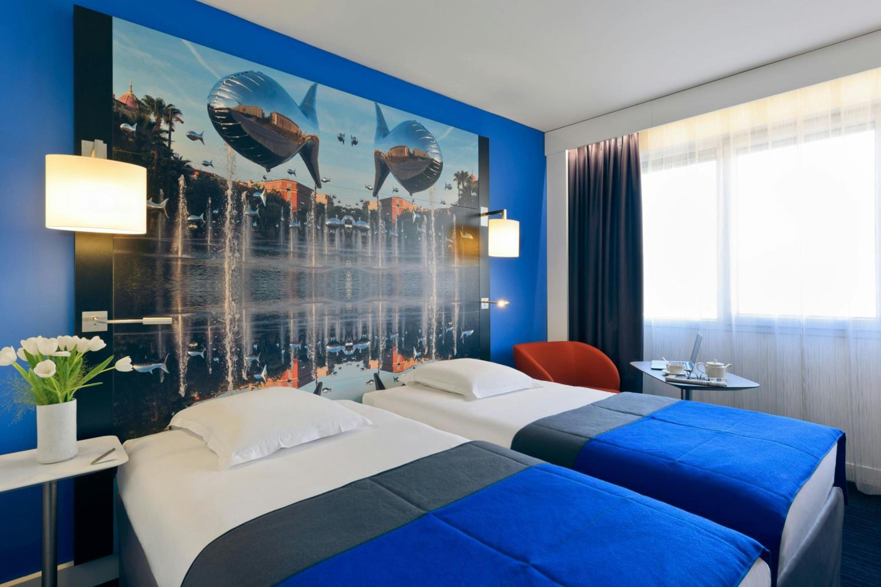 Classic Twin Room with City View - Photo 3
