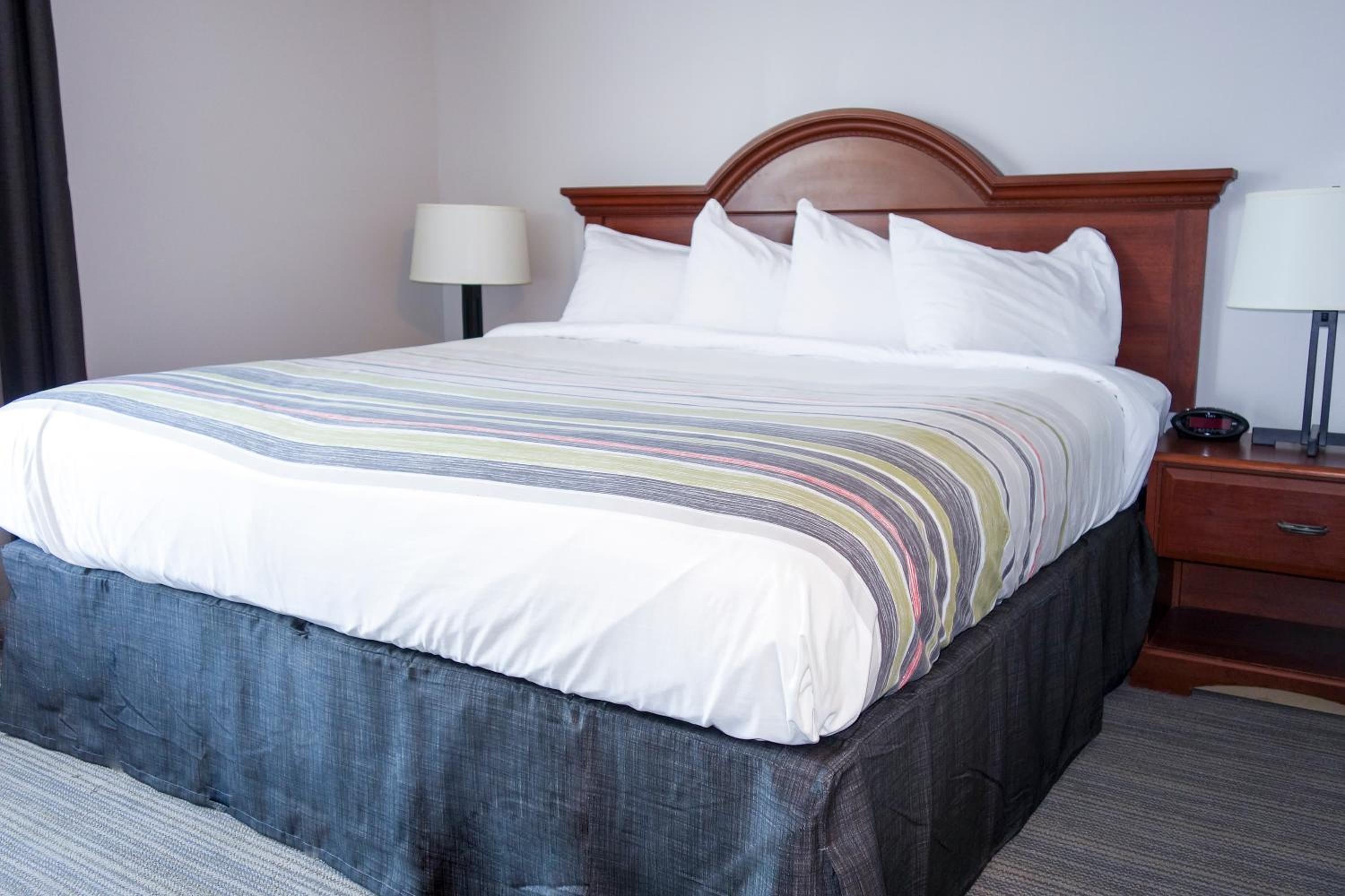 One-Bedroom King Suite with Sofa Bed - Non-Smoking - Photo 4