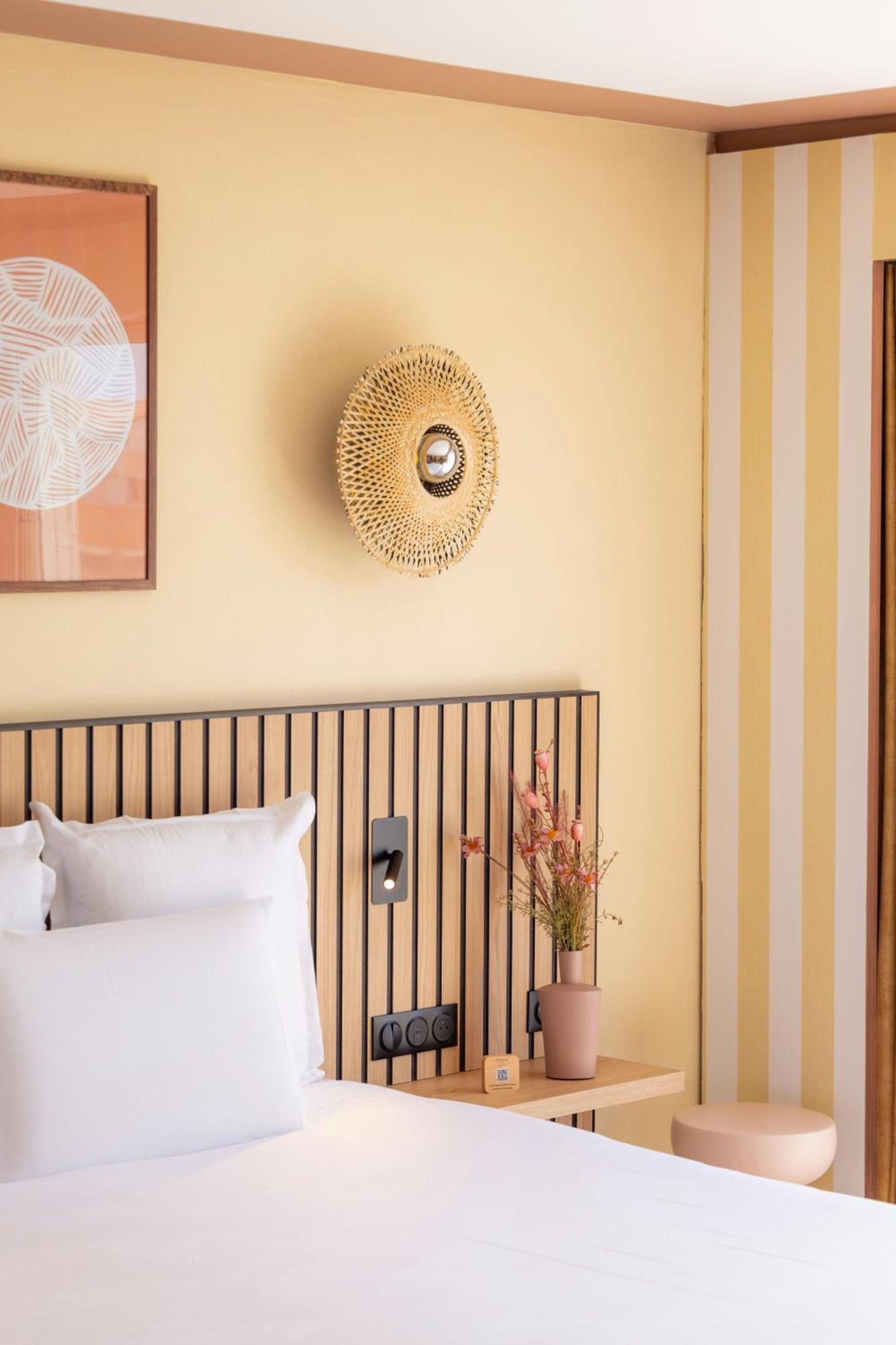 Contemporary Queen Room with Garden View - Photo 2