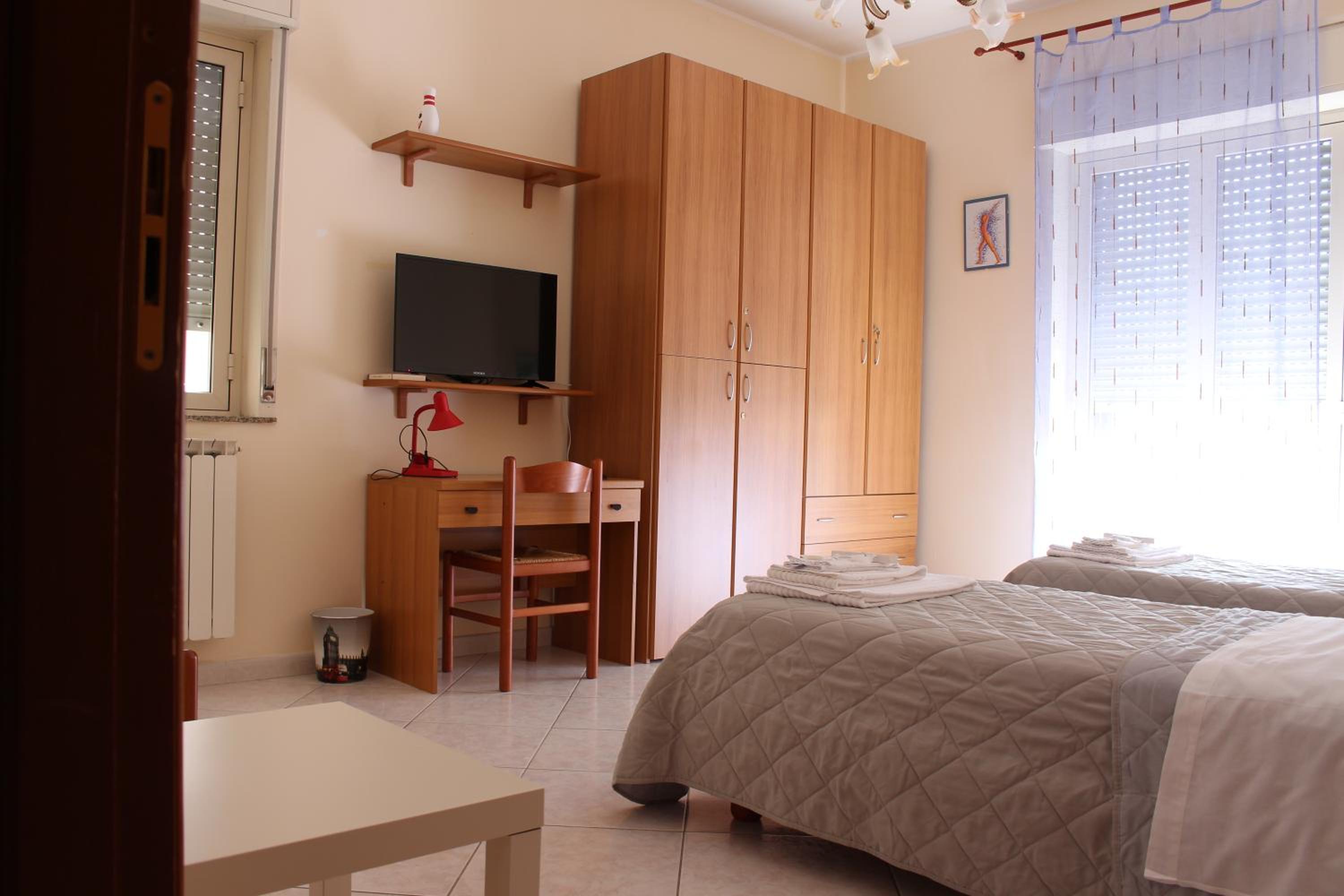 Double or Twin Room with Private Bathroom - Photo 4