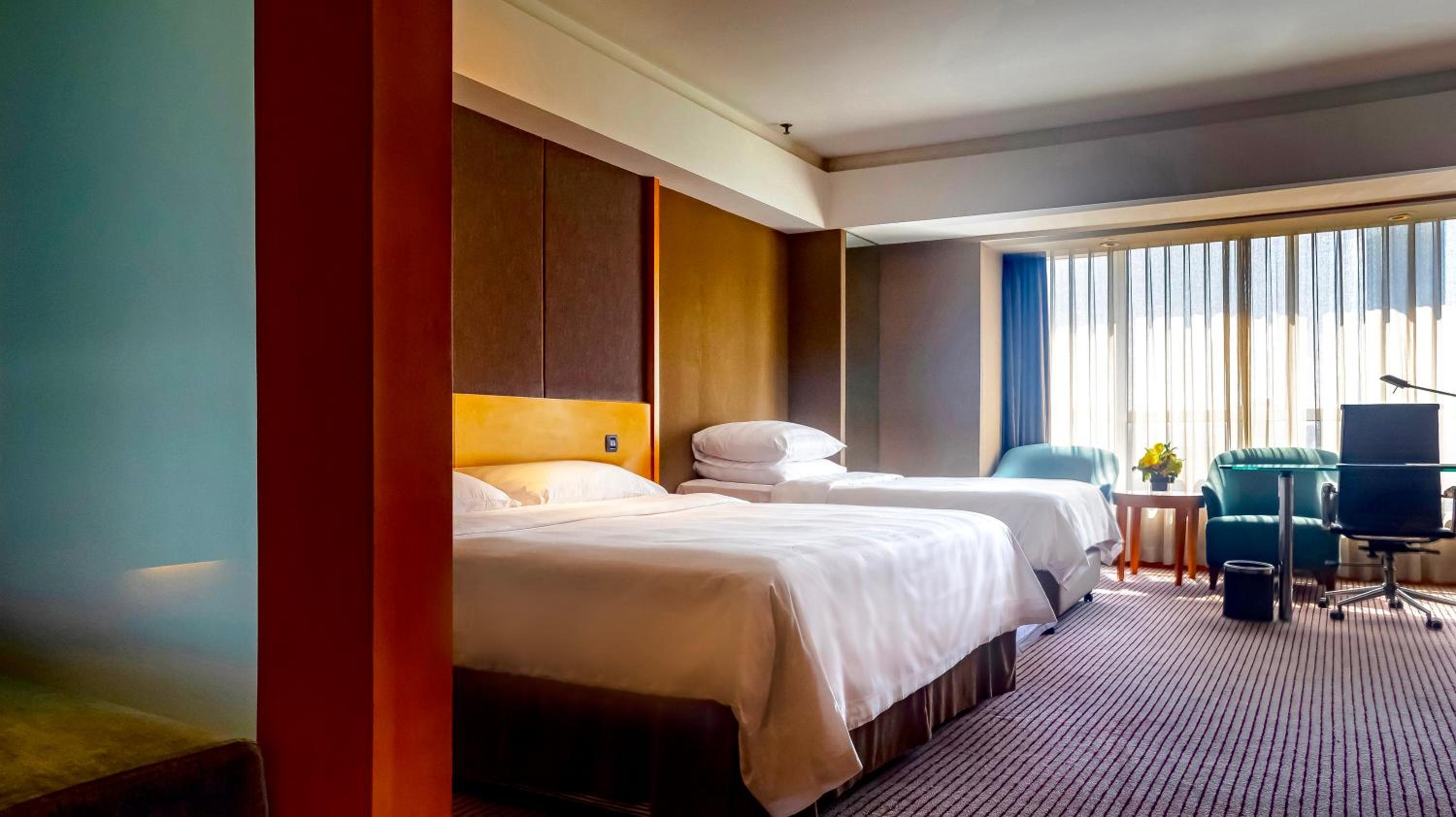 Deluxe Room with One King Bed and One Single Bed - Photo 2