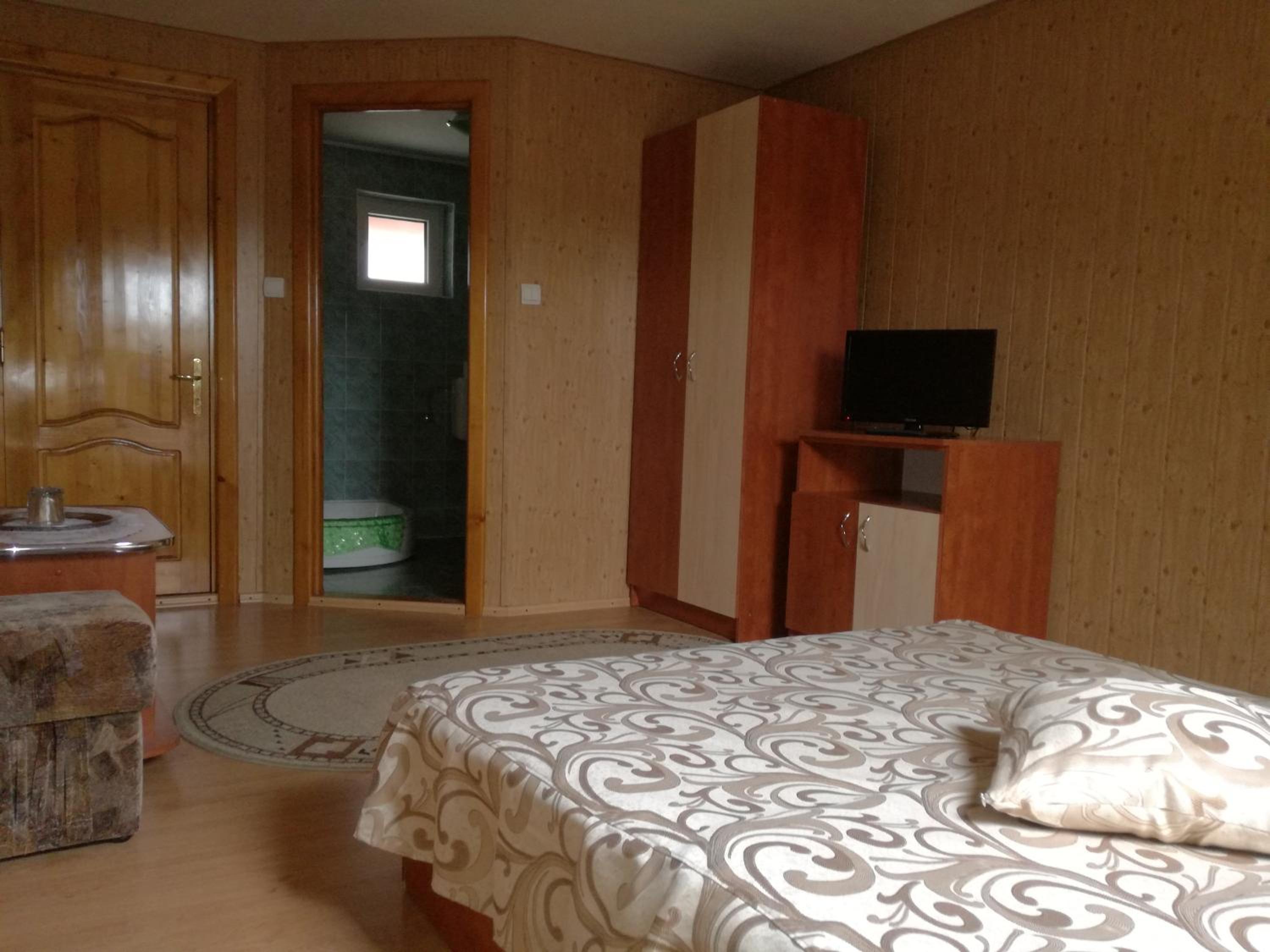 Double Room with Private Bathroom - Photo 9