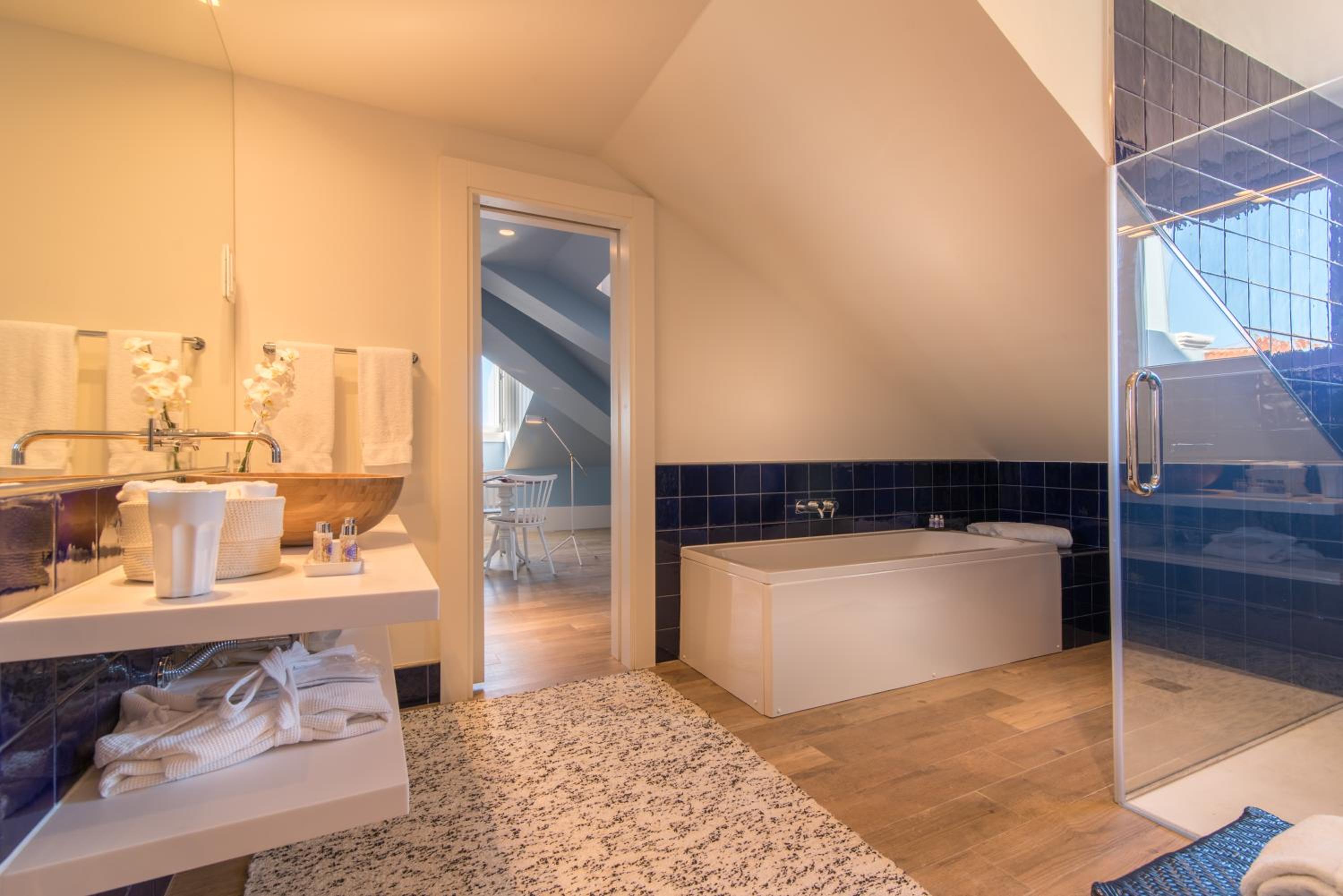 Suite - Photo 11