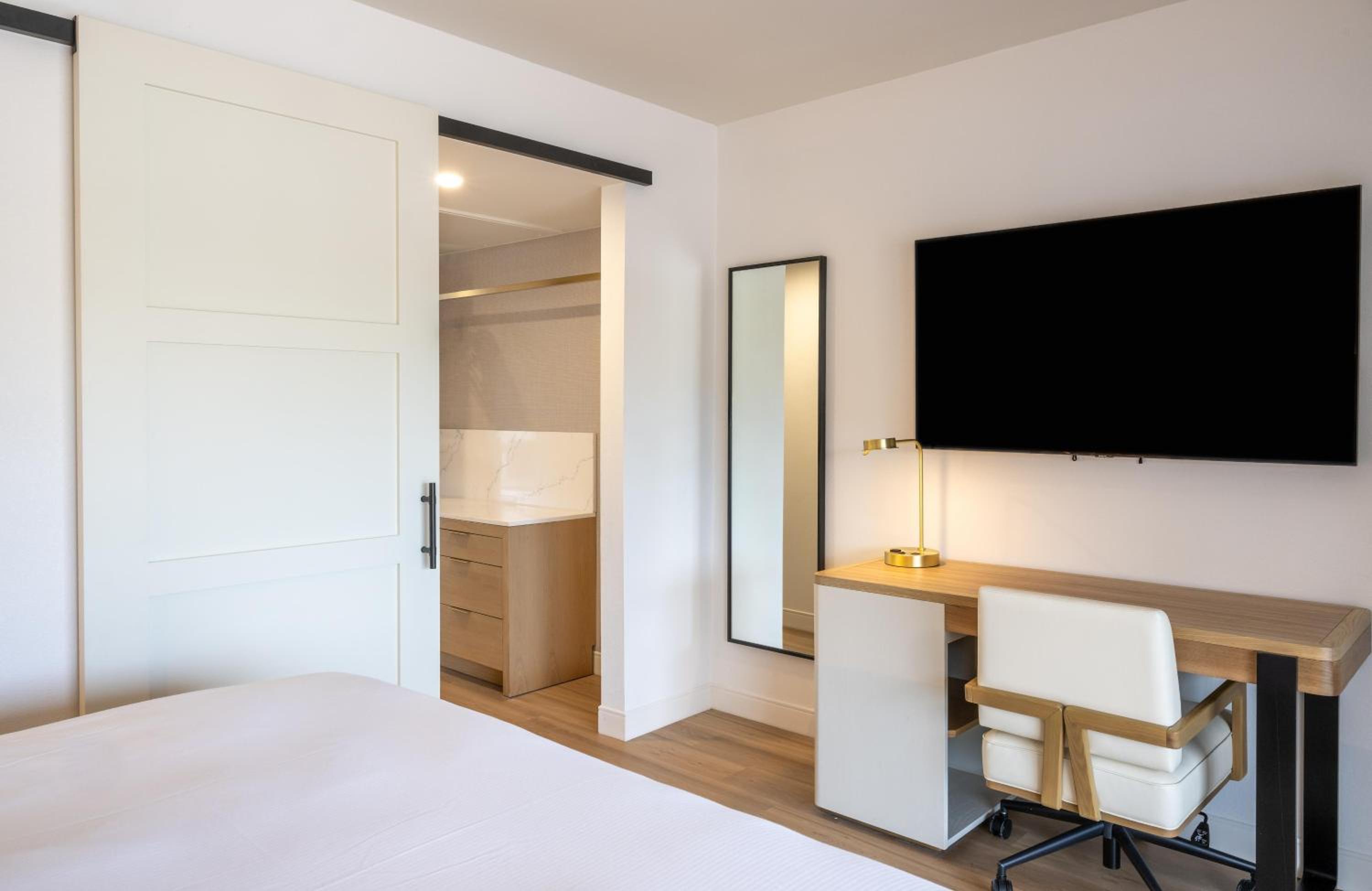 One-Bedroom Suite with Two Queen Beds and Mountain View - Photo 1