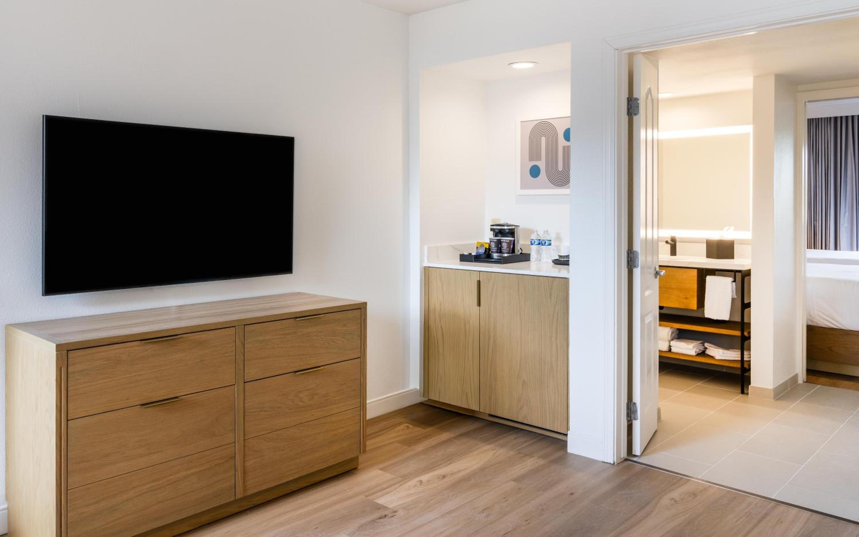 One-Bedroom Suite with Two Queen Beds and Mountain View - Photo 2