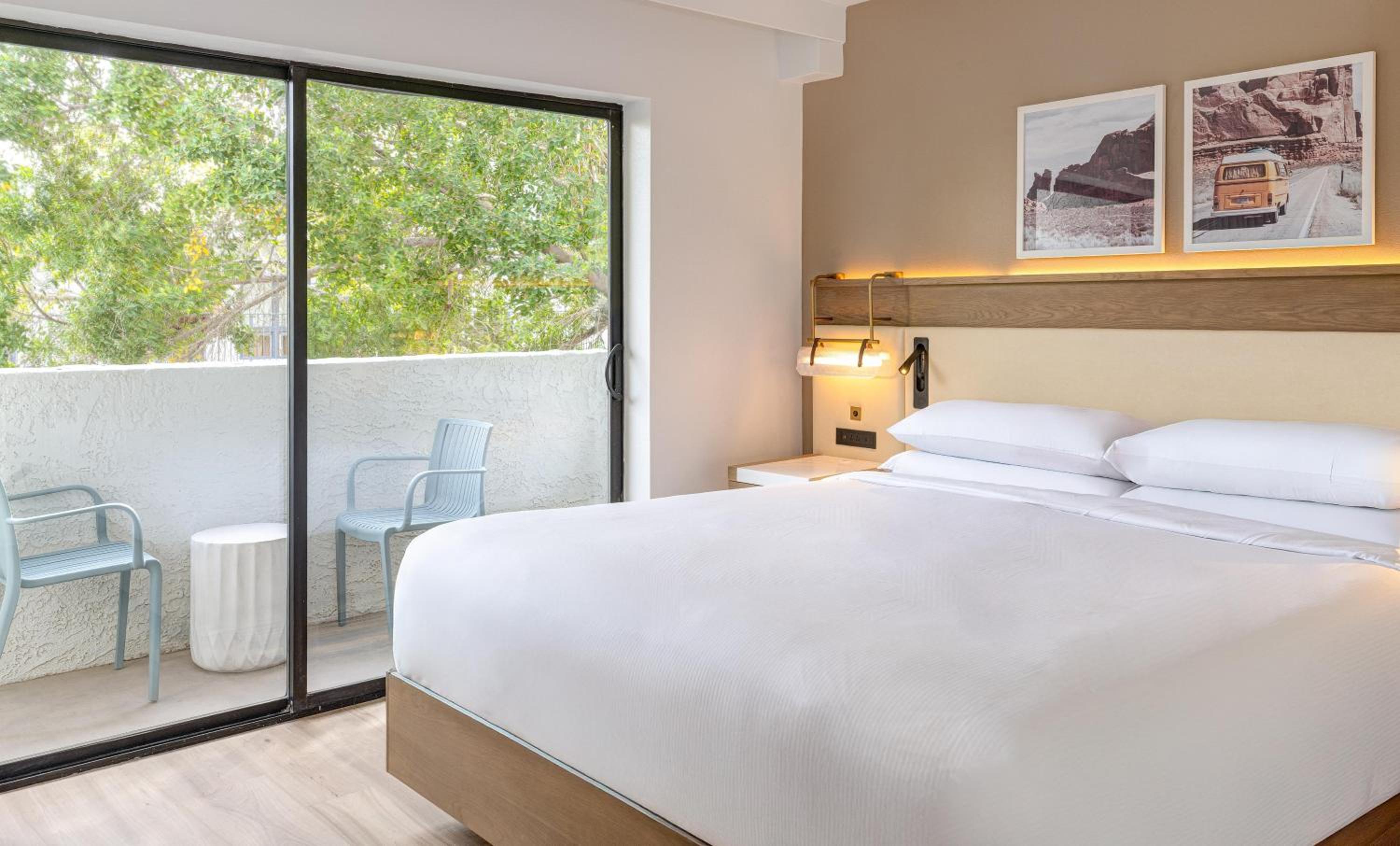 One-Bedroom Deluxe King Suite with Mountain View - Photo 5
