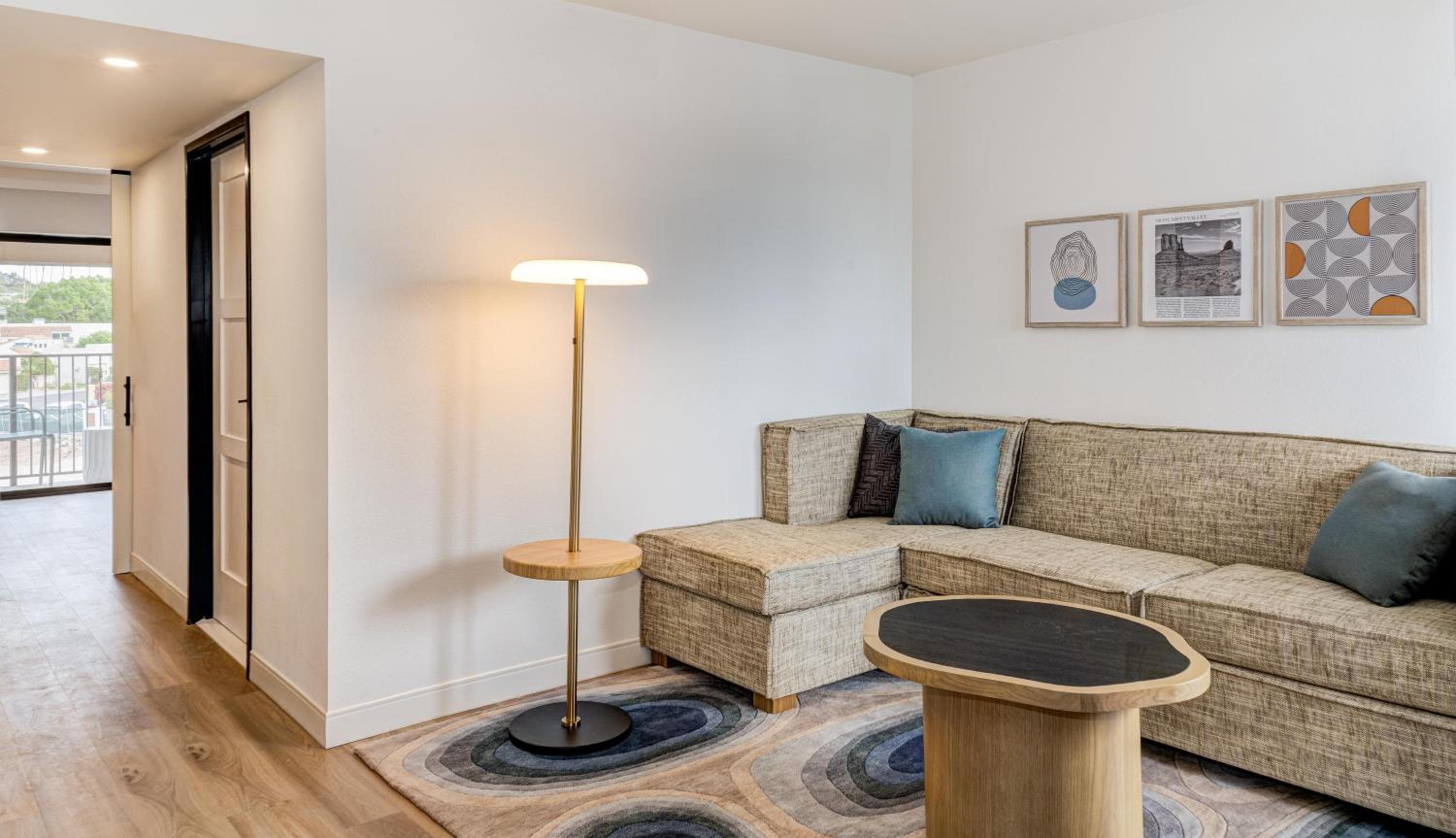 One-Bedroom Deluxe King Suite with Mountain View - Photo 2