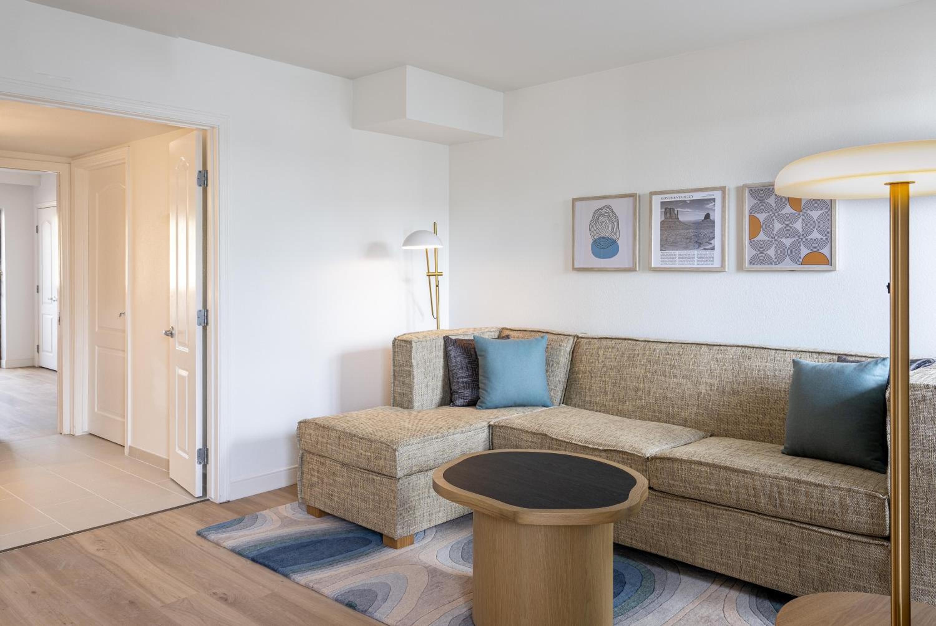 One-Bedroom Deluxe King Suite with Mountain View - Photo 6