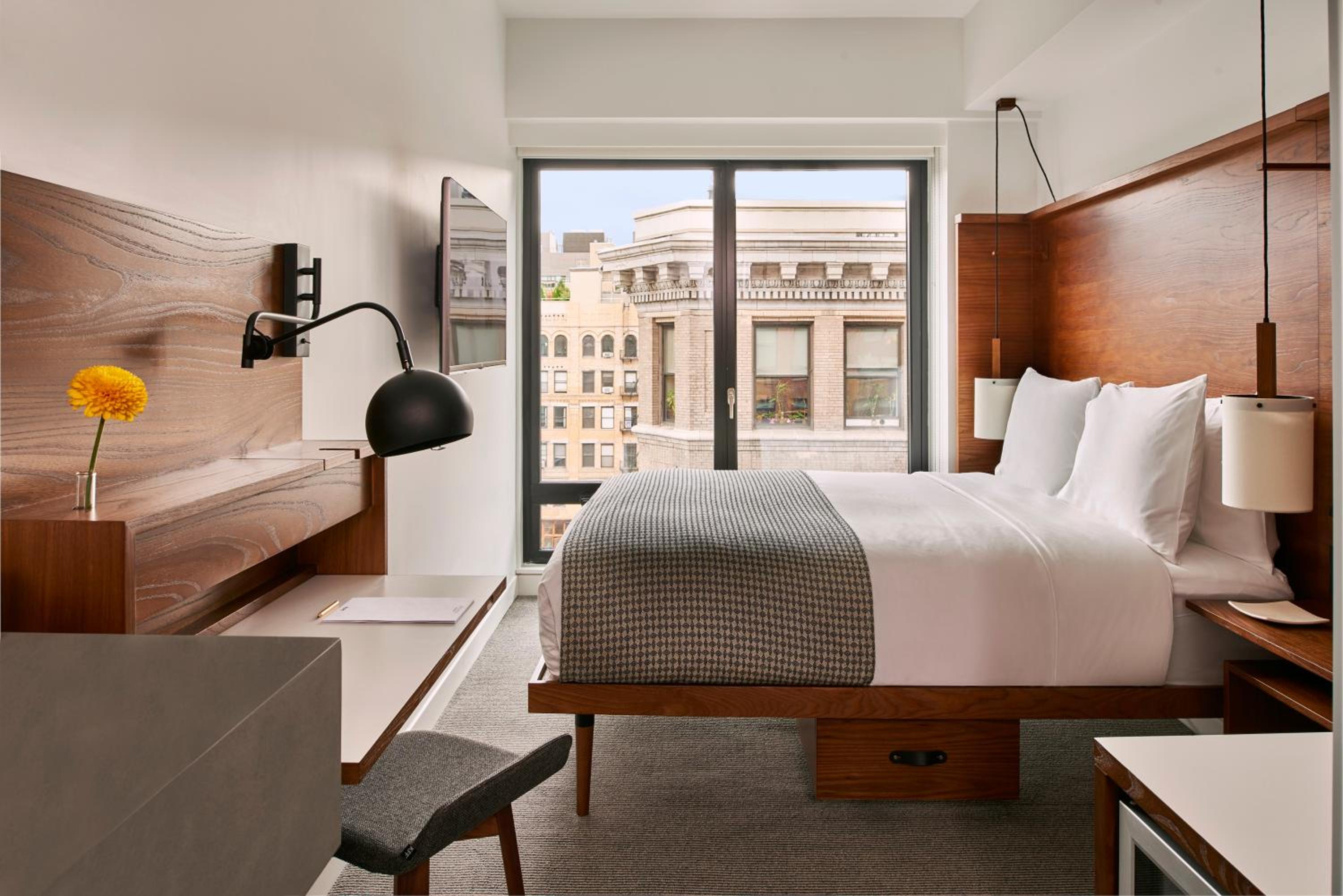 Queen Room With City View thumbnail 5