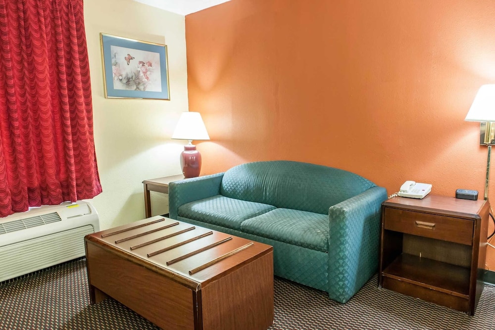Standard Room, 1 King Bed, Non Smoking - Photo 6
