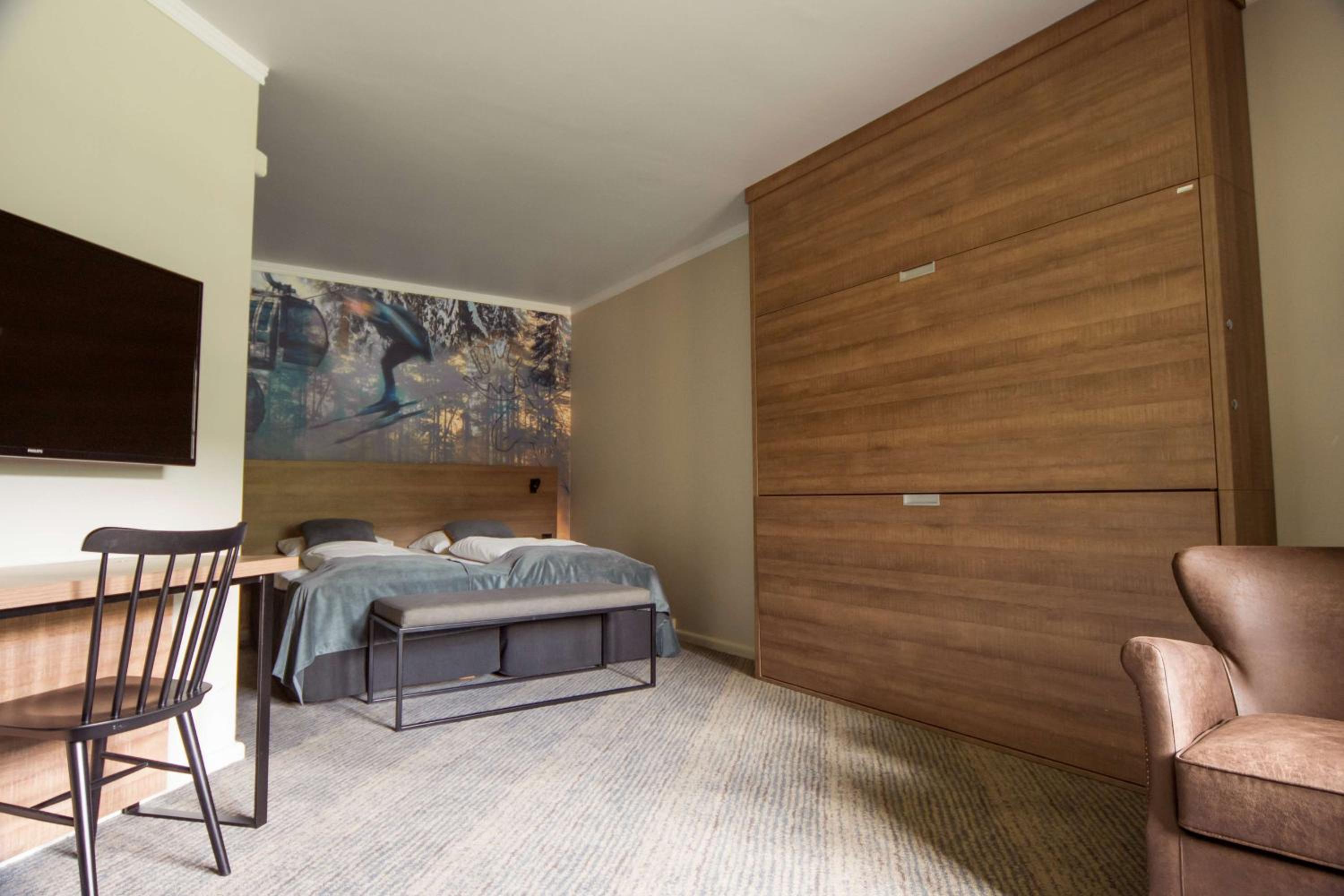 Superior Family Room - Photo 1
