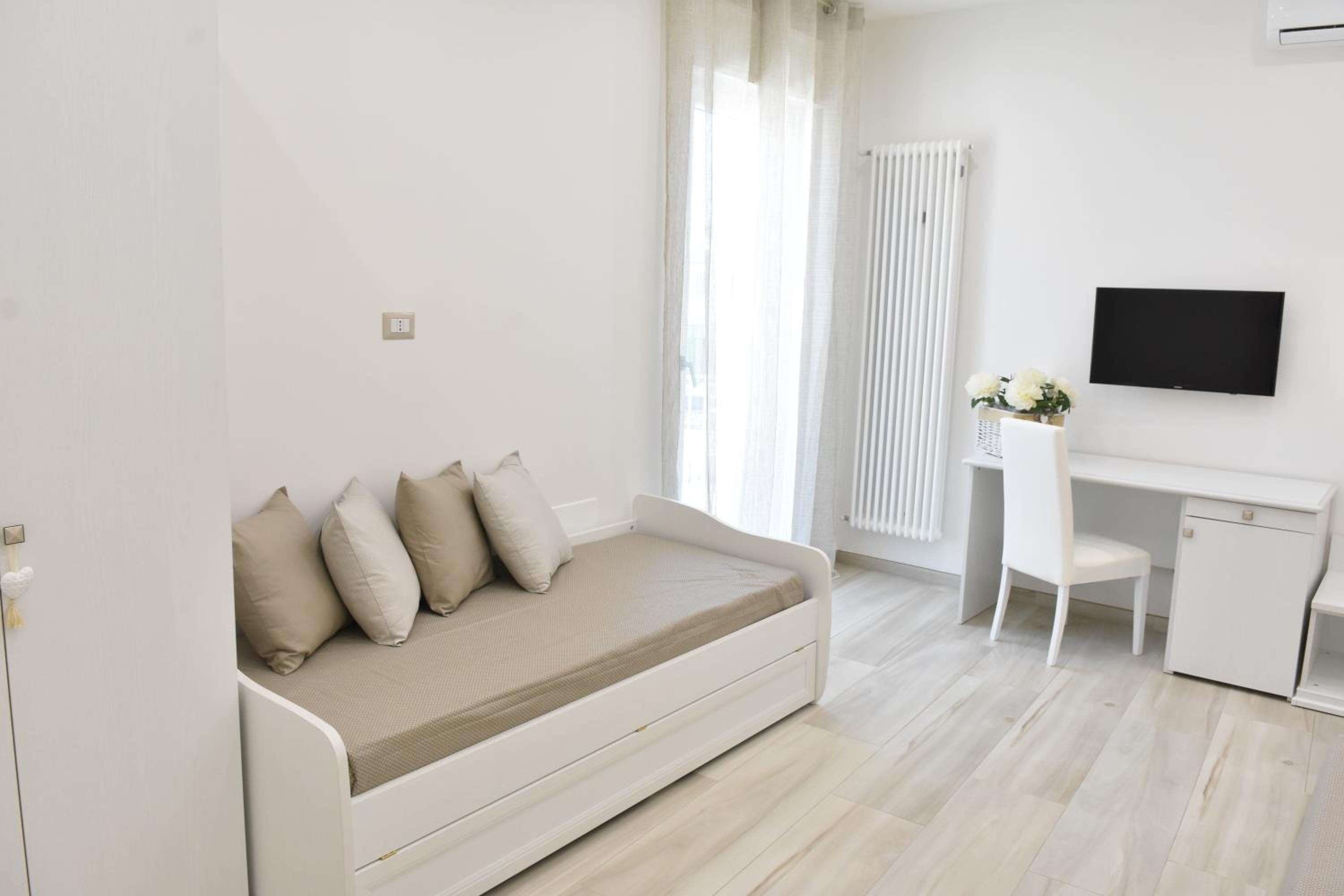 Deluxe Double or Twin Room with Balcony - Photo 4