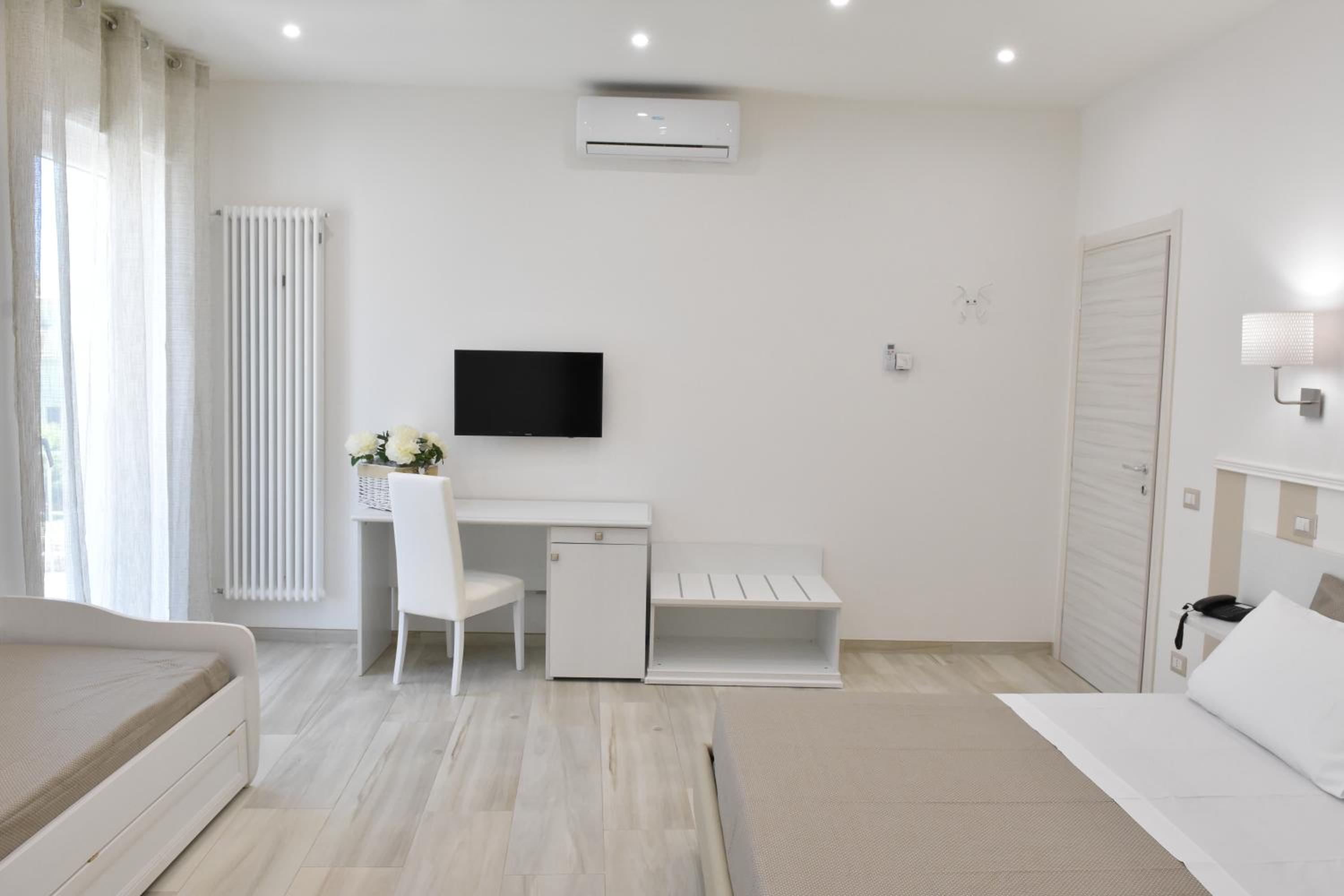 Deluxe Double or Twin Room with Balcony - Photo 3