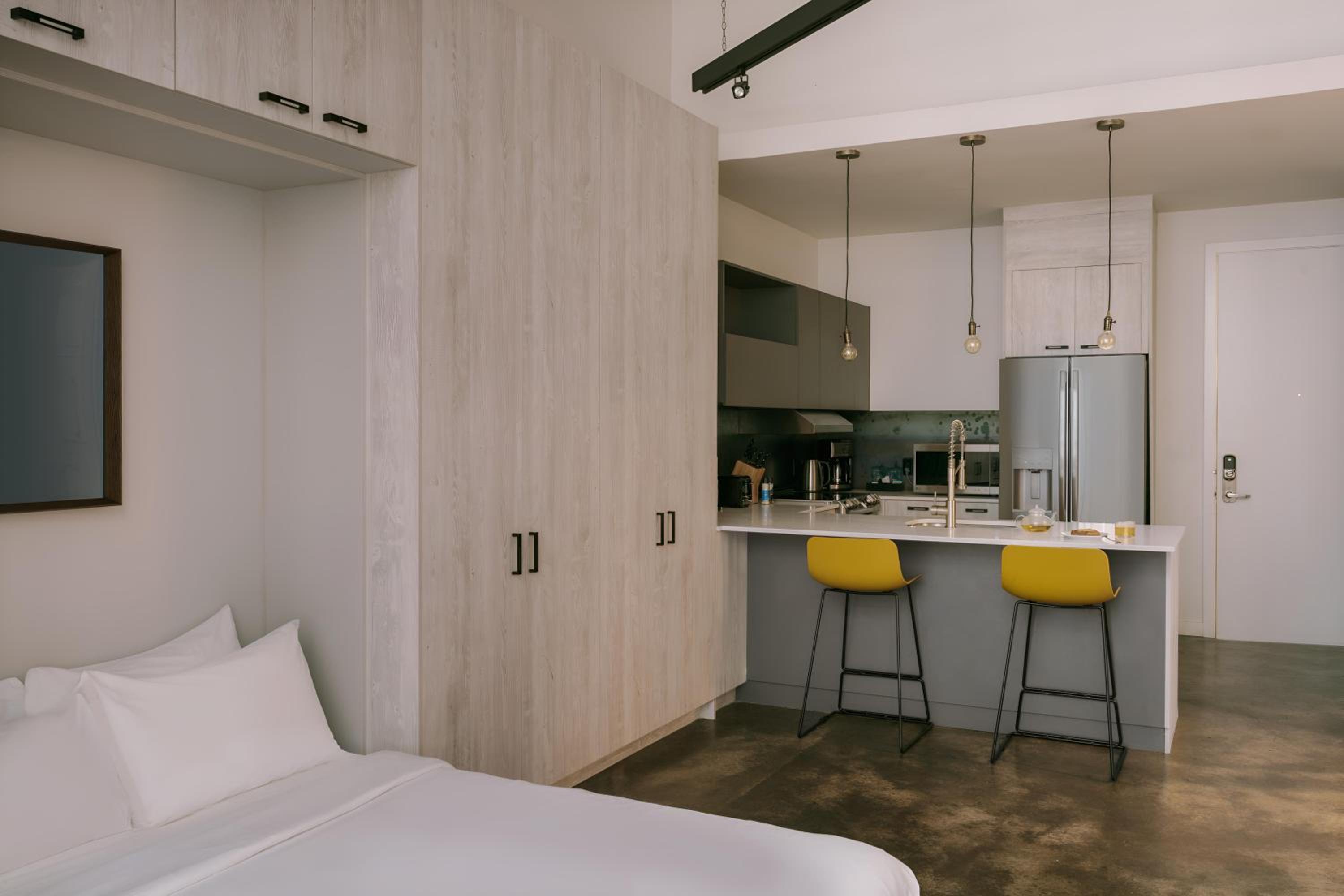 Queen Studio Apartment - Non-Smoking - Photo 1
