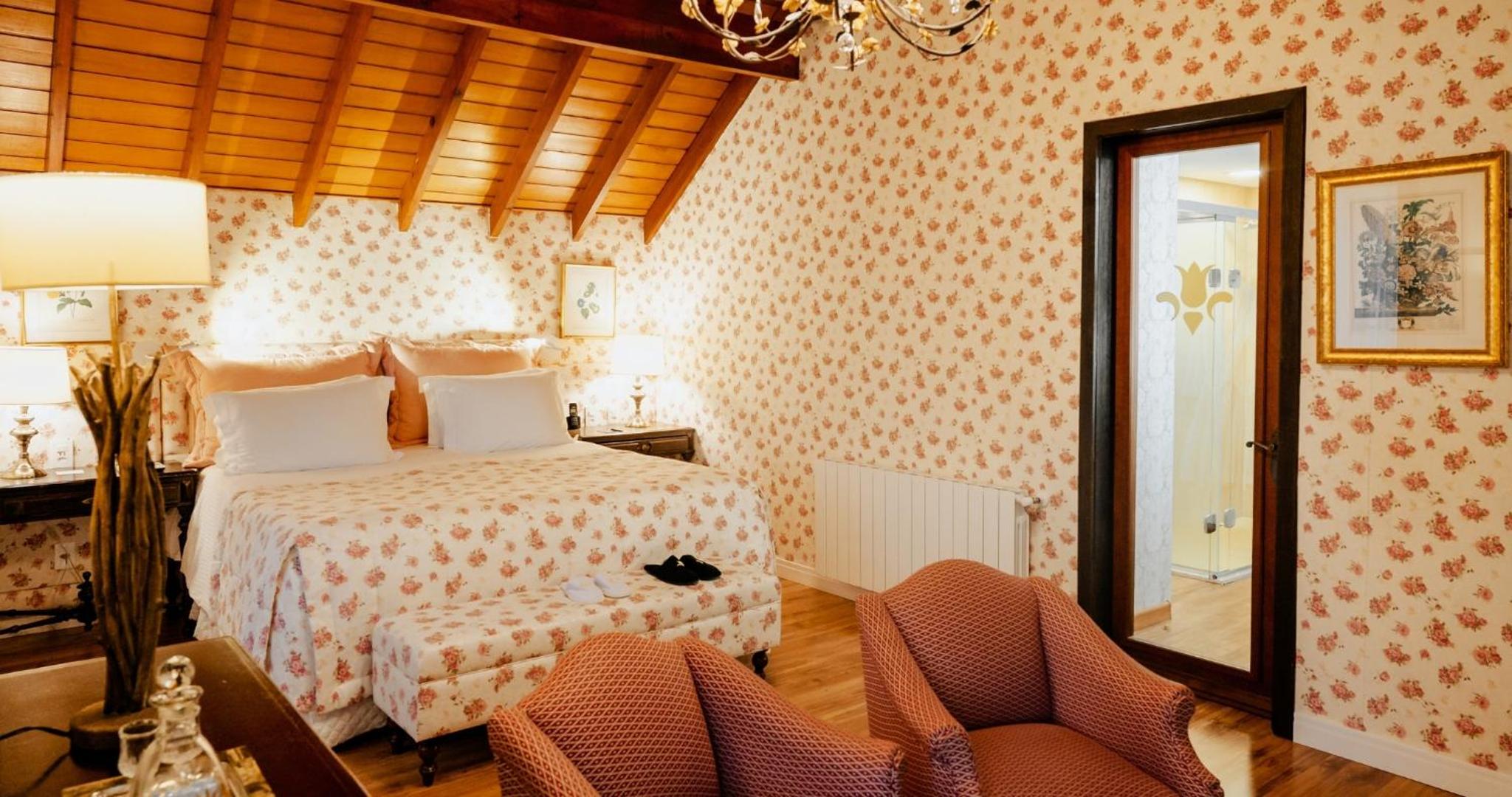Deluxe Double Room with Bath photo 1