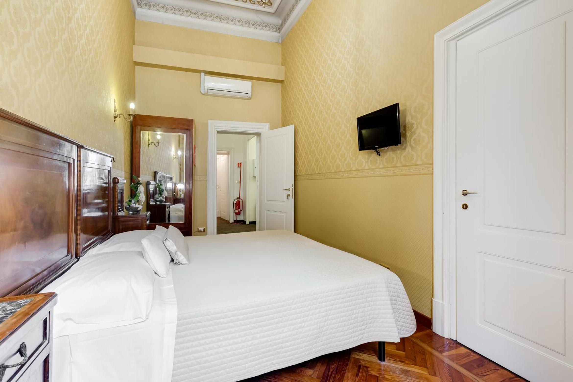 Double Room with Private External Bathroom photo 1