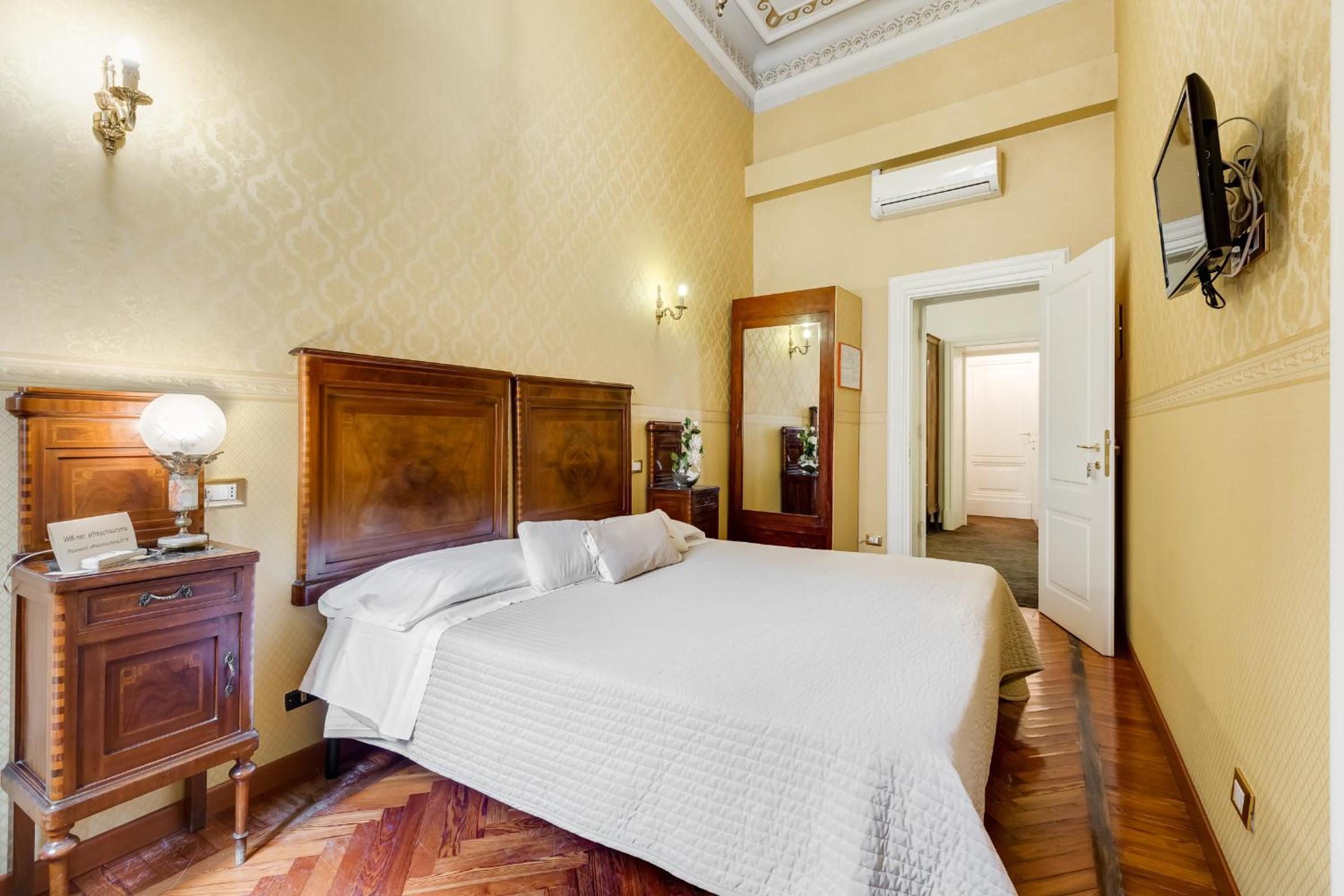 Double Room with Private External Bathroom photo 2