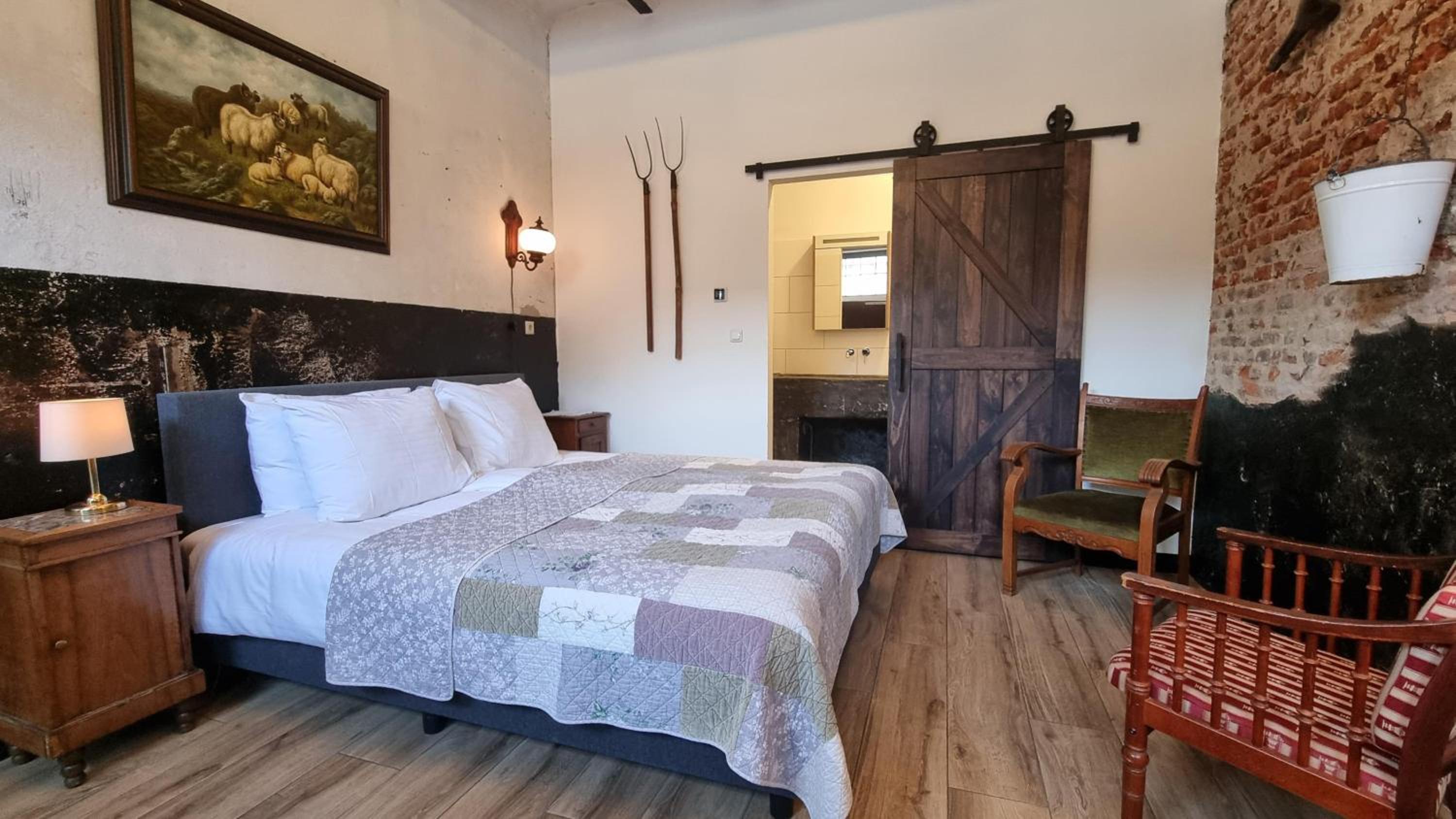 King Room with Courtyard View and Shower Only - Ground Floor/Non-Smoking