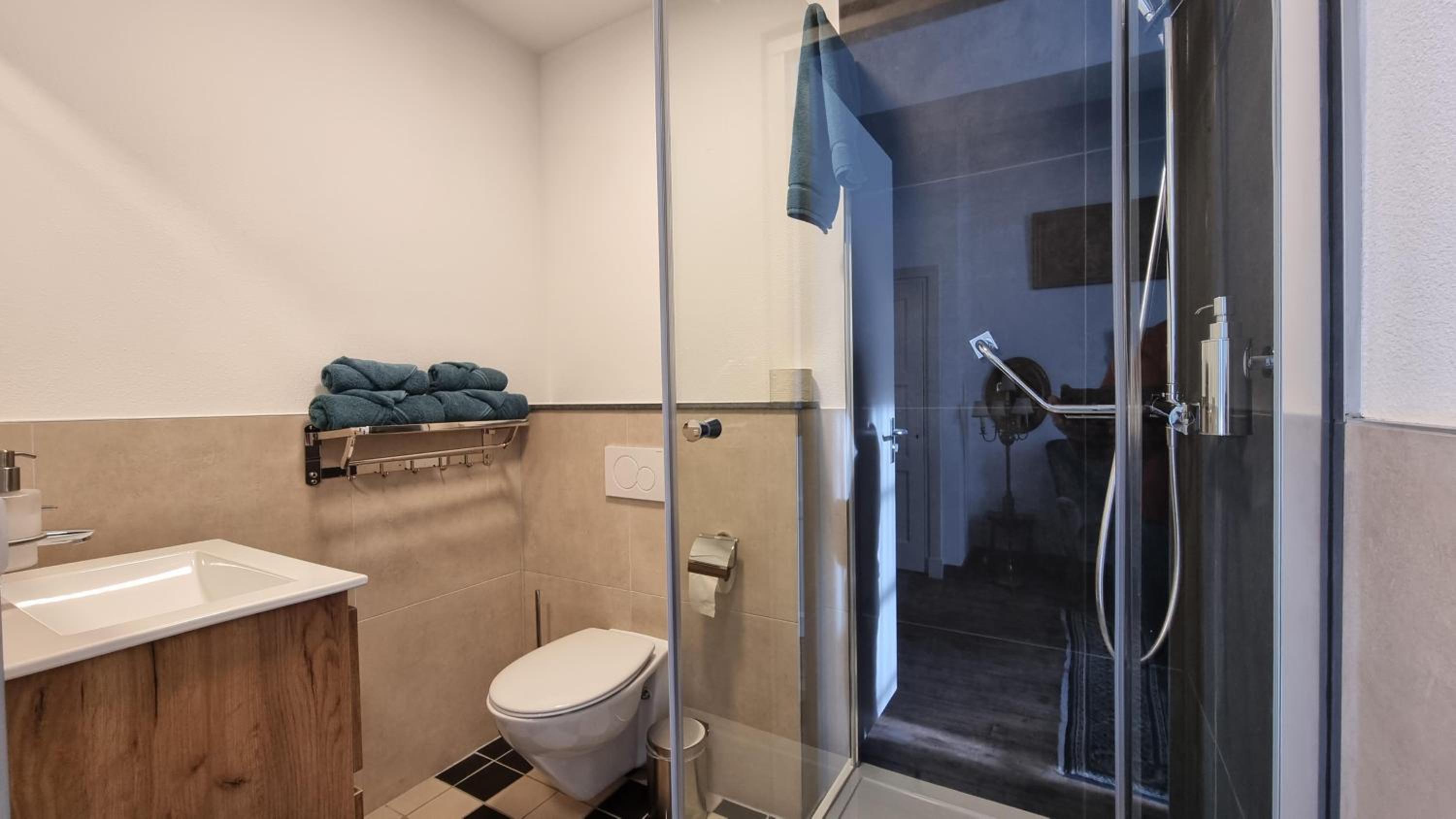 Queen Suite with Shower Only - Non-Smoking