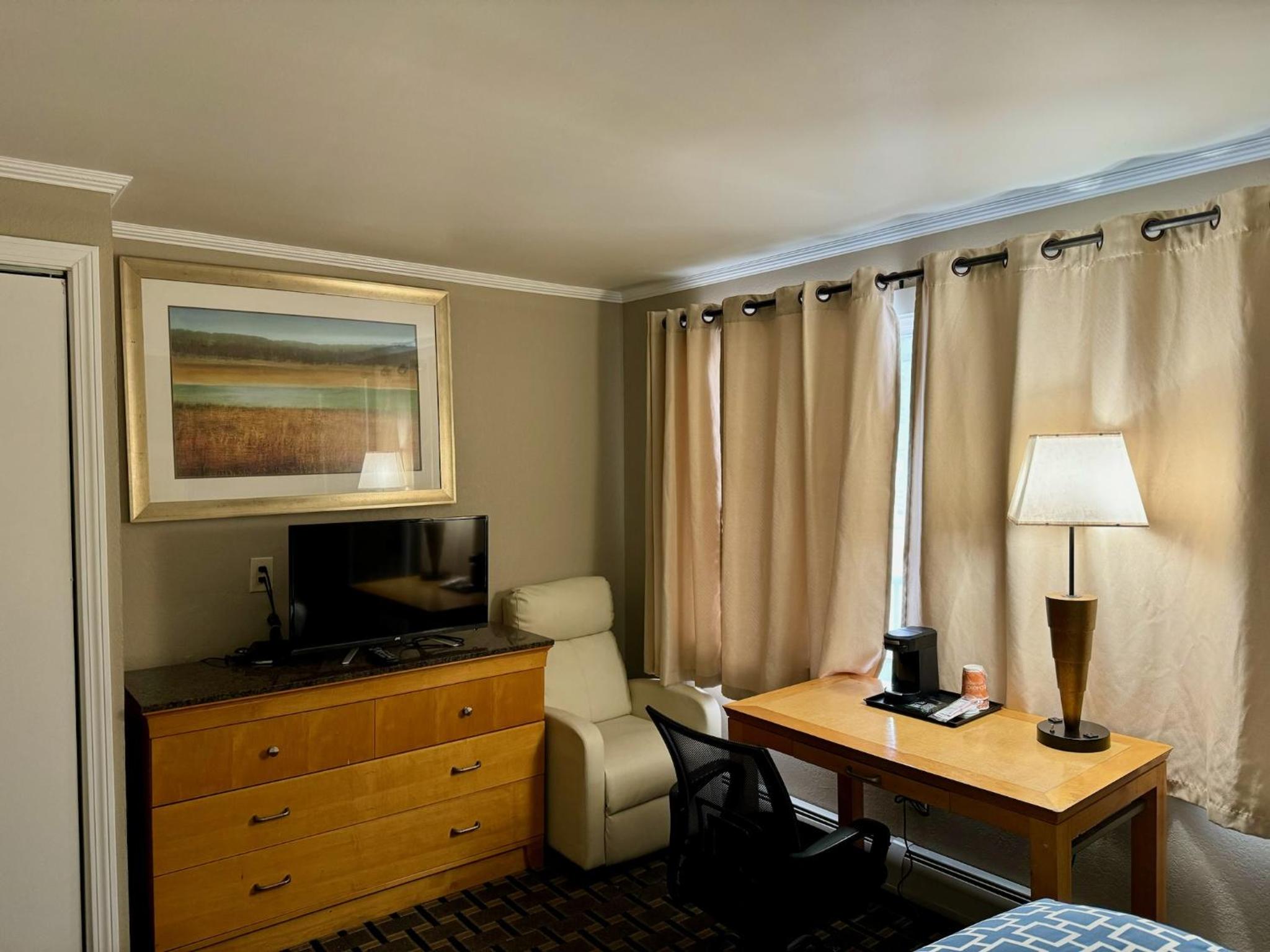 King Room - Non Smoking - Photo 2