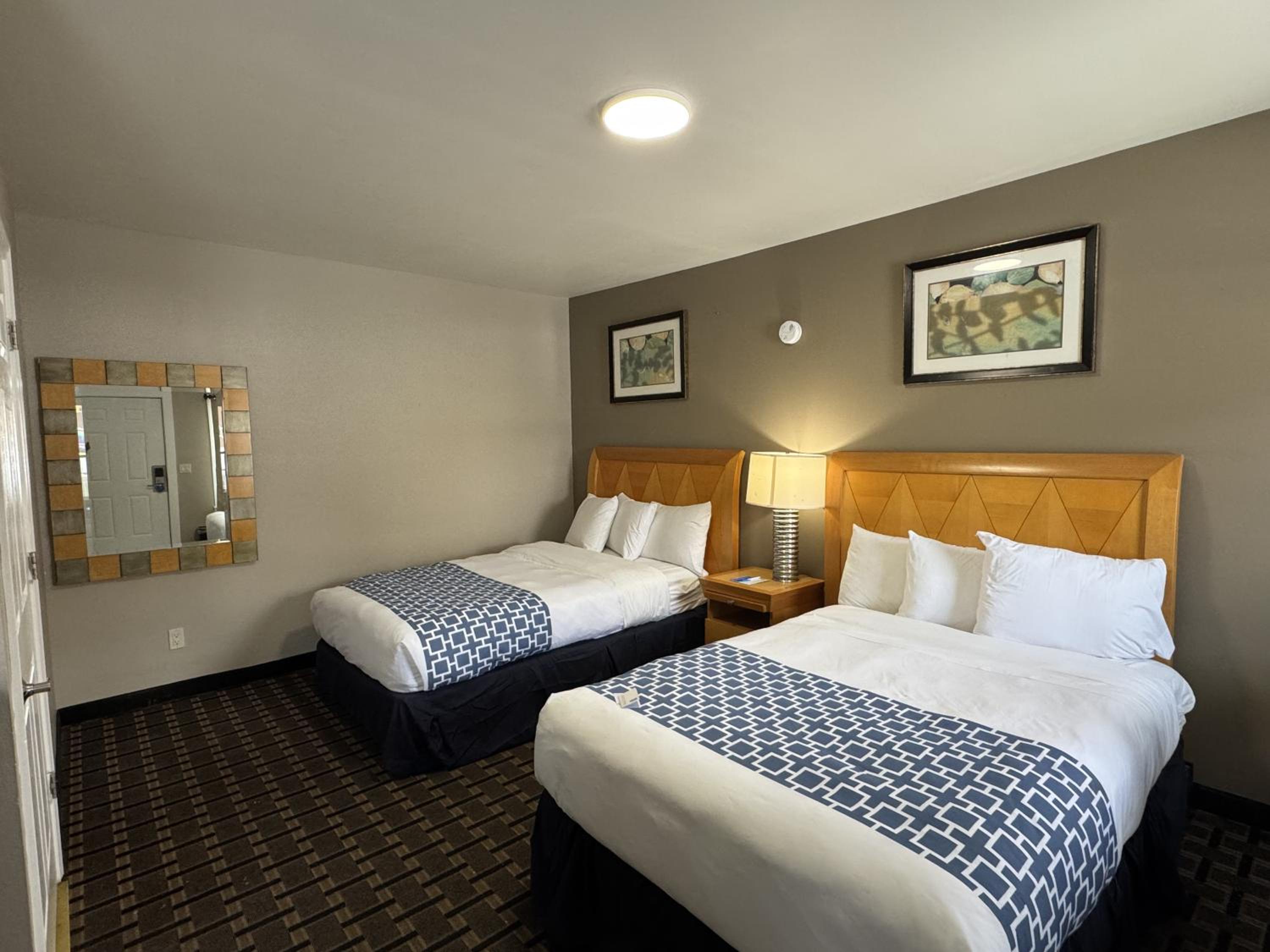 Quadruple Room with Roll-In Shower - Disability Access/Non Smoking photo 2