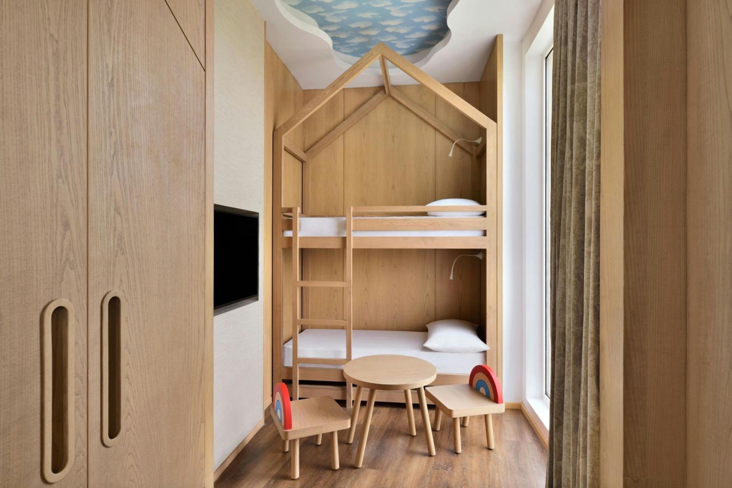 1 Bunk Bed, Family Room, 1 King, Aravali view - Photo 1