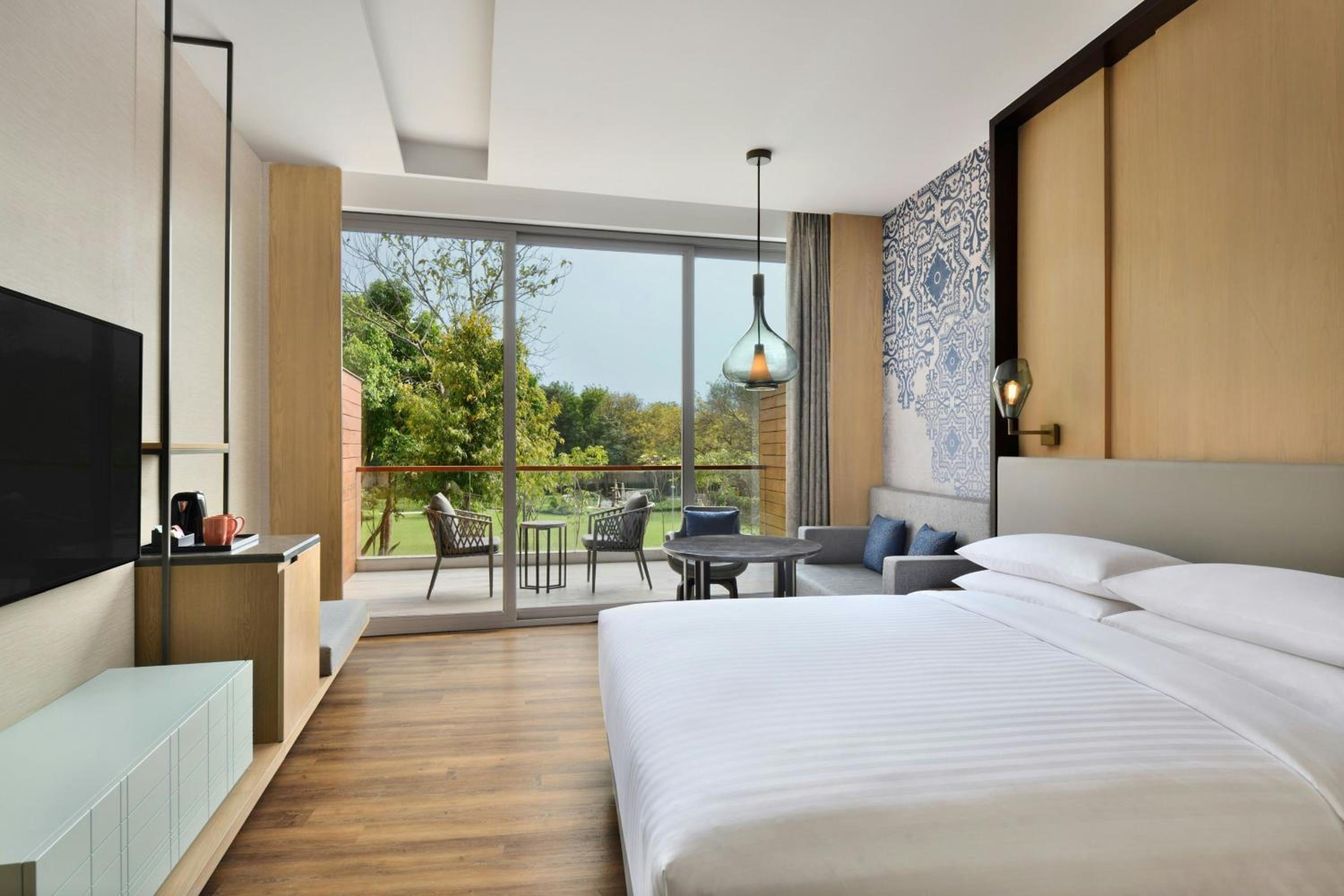 Premier, Guest Room, 1 King, Garden view - Photo 1