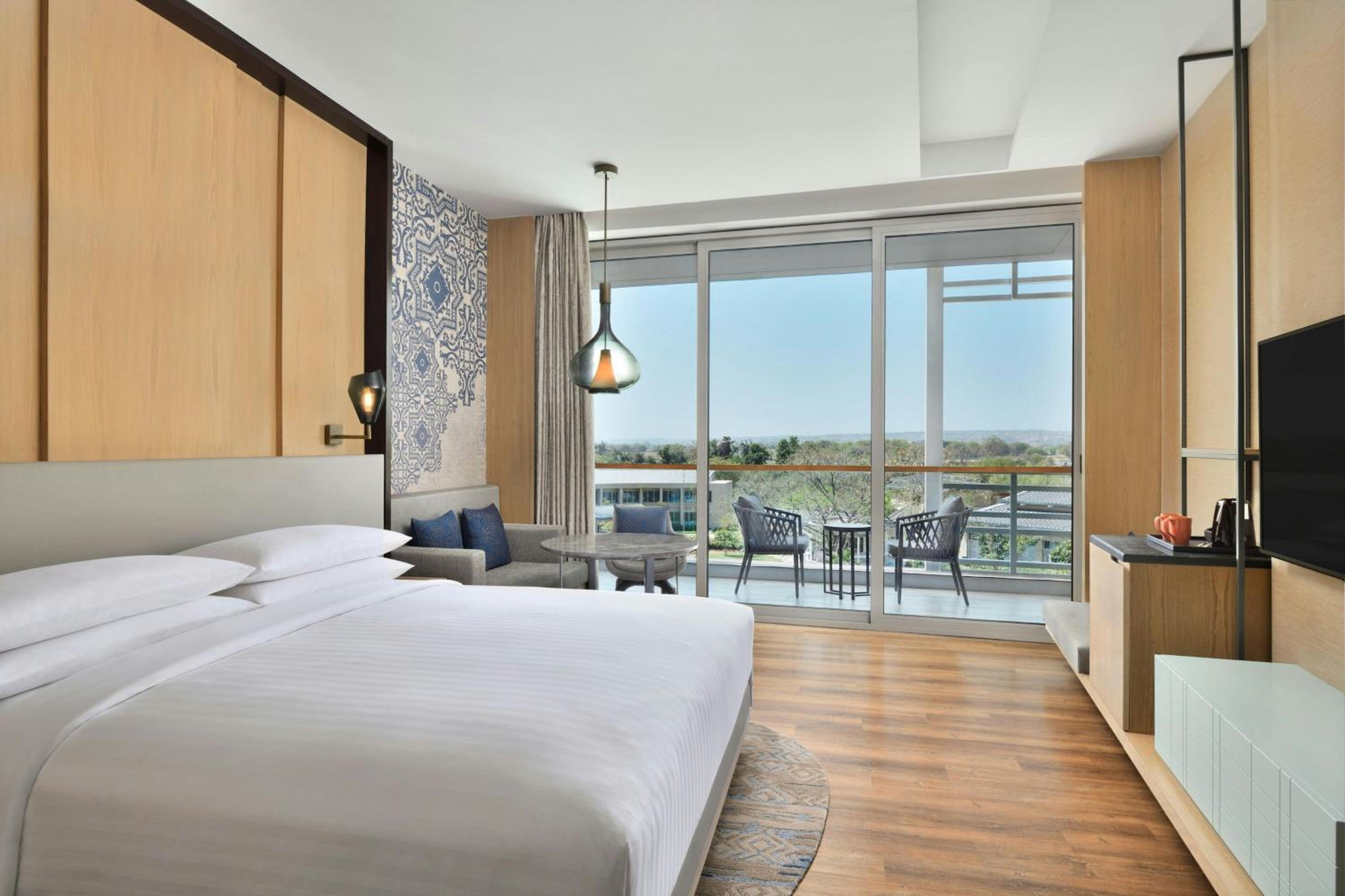 Deluxe Guest room, 1 King Bed, Pool View