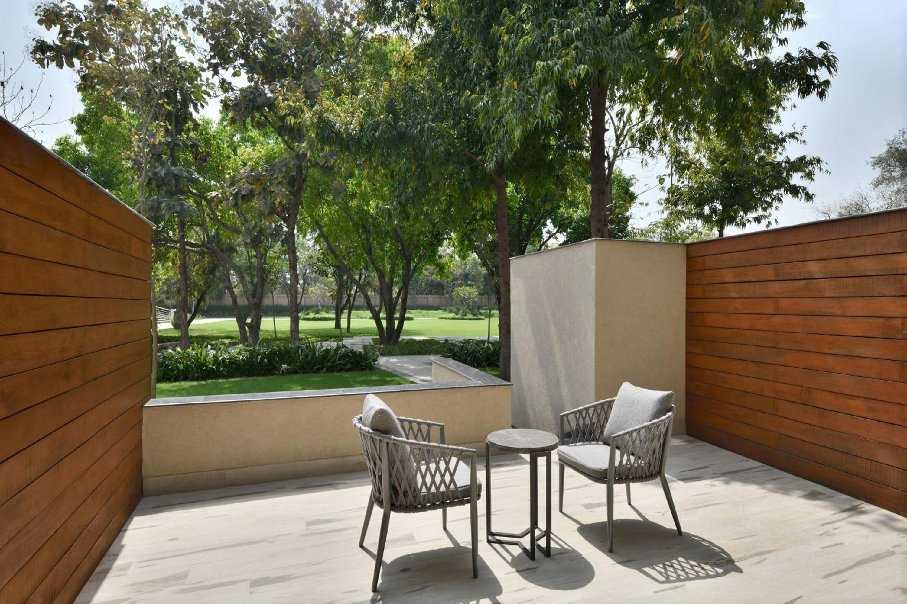 Premier, Guest Room, 1 King, Garden view - Photo 4