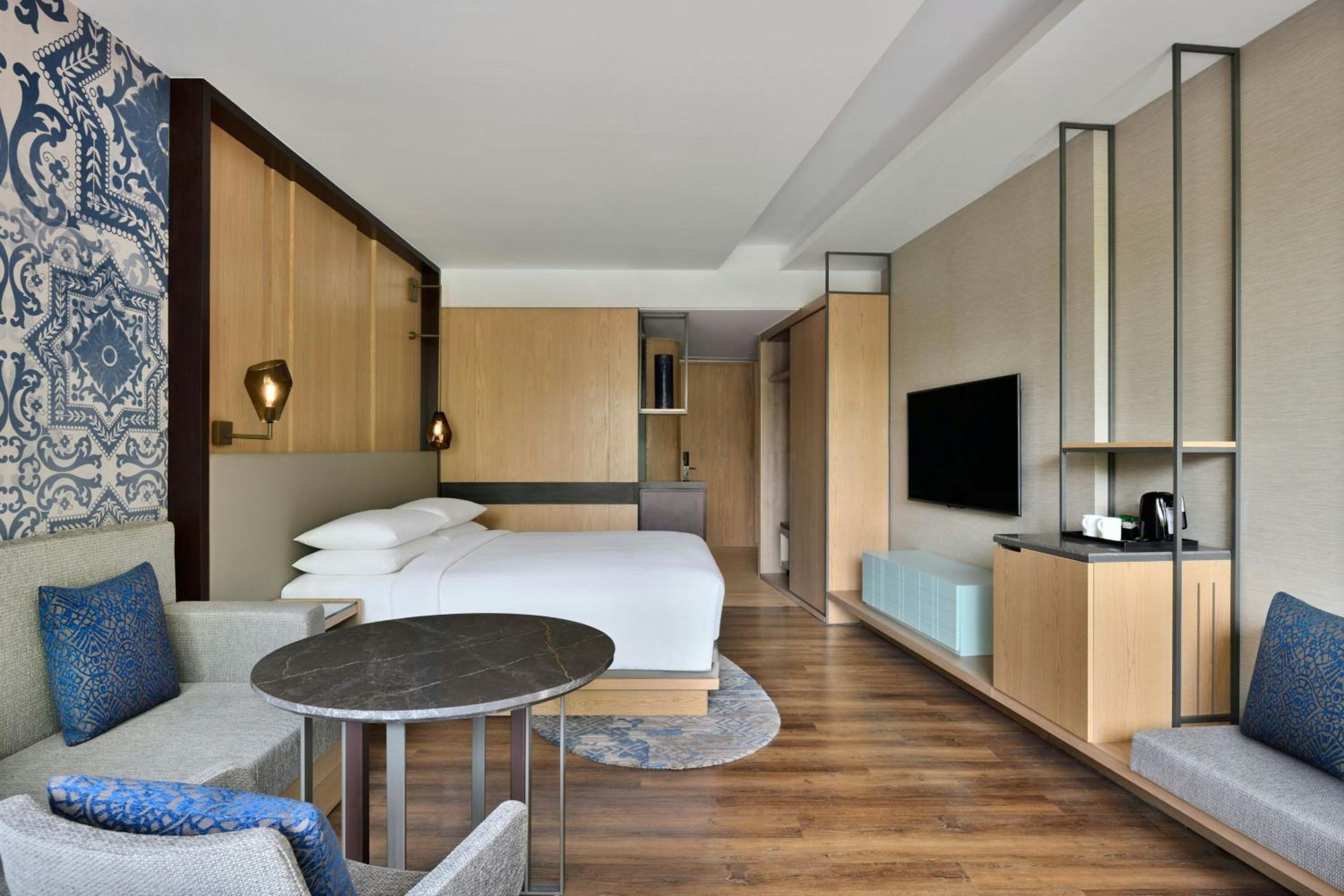 Premier, Guest Room, 1 King, Garden view - Photo 5