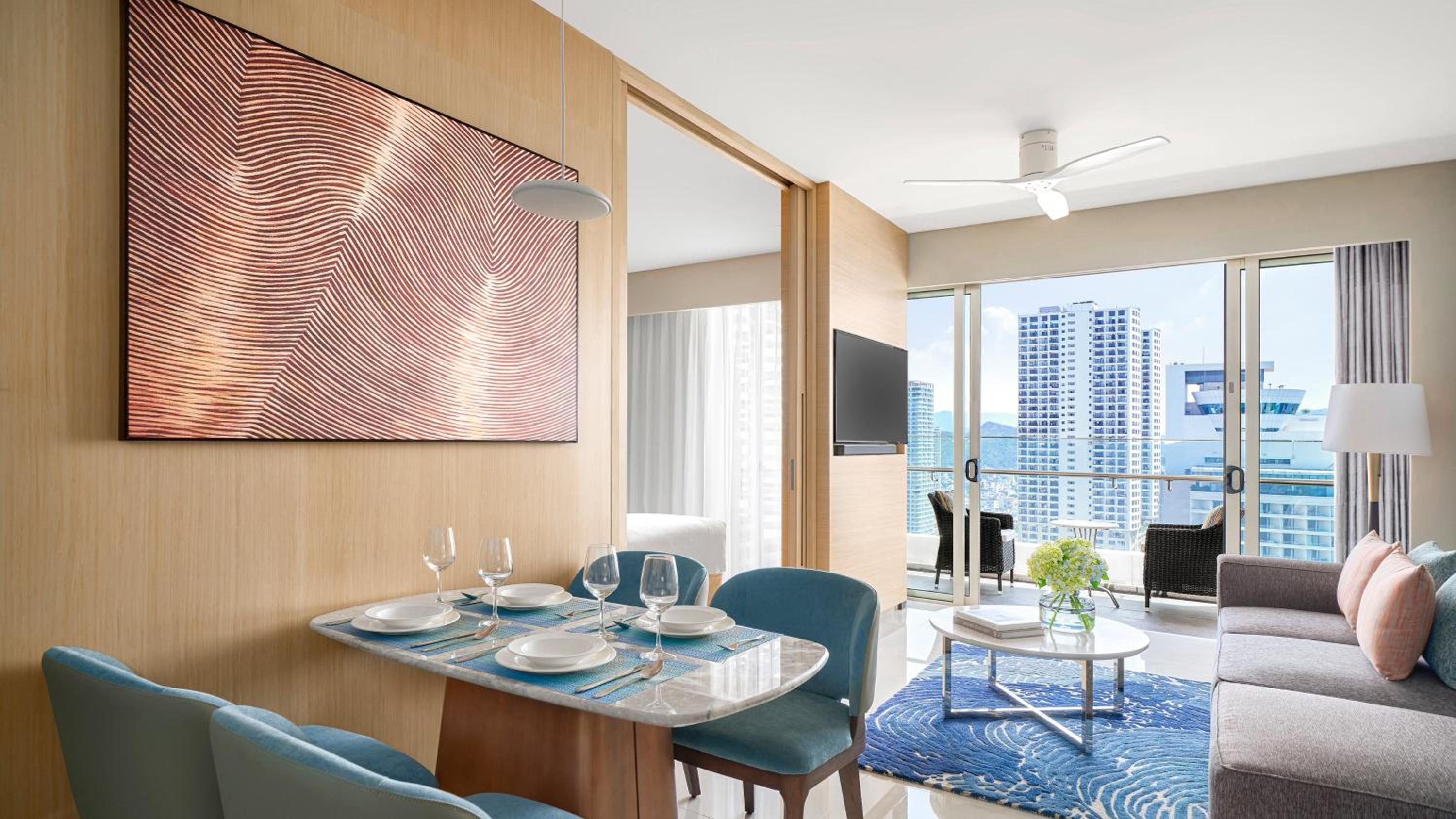 Two-Bedroom King Suite with Two Single Beds and City View photo 2