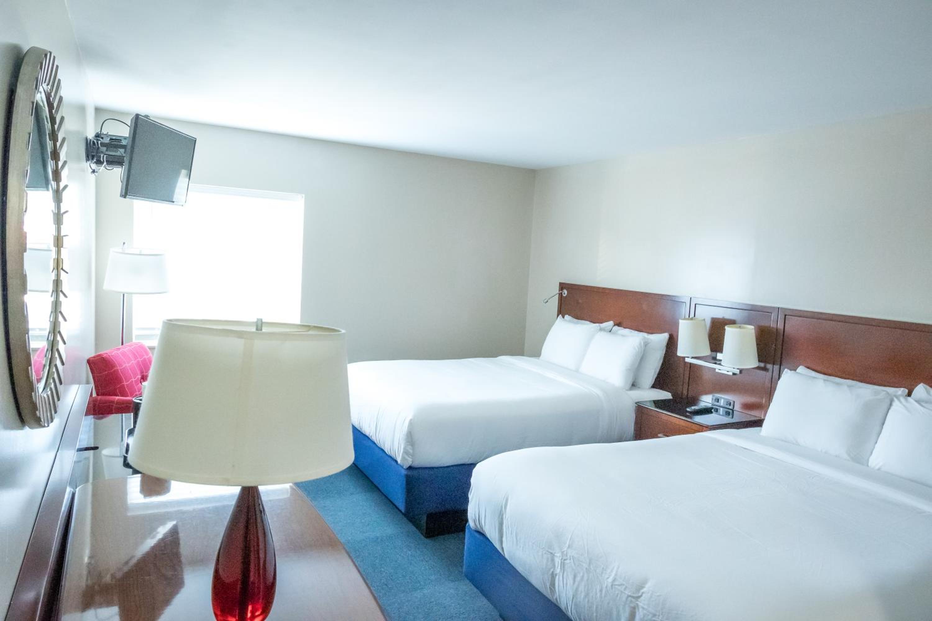 Deluxe Queen Room with Two Queen Beds, photo 7