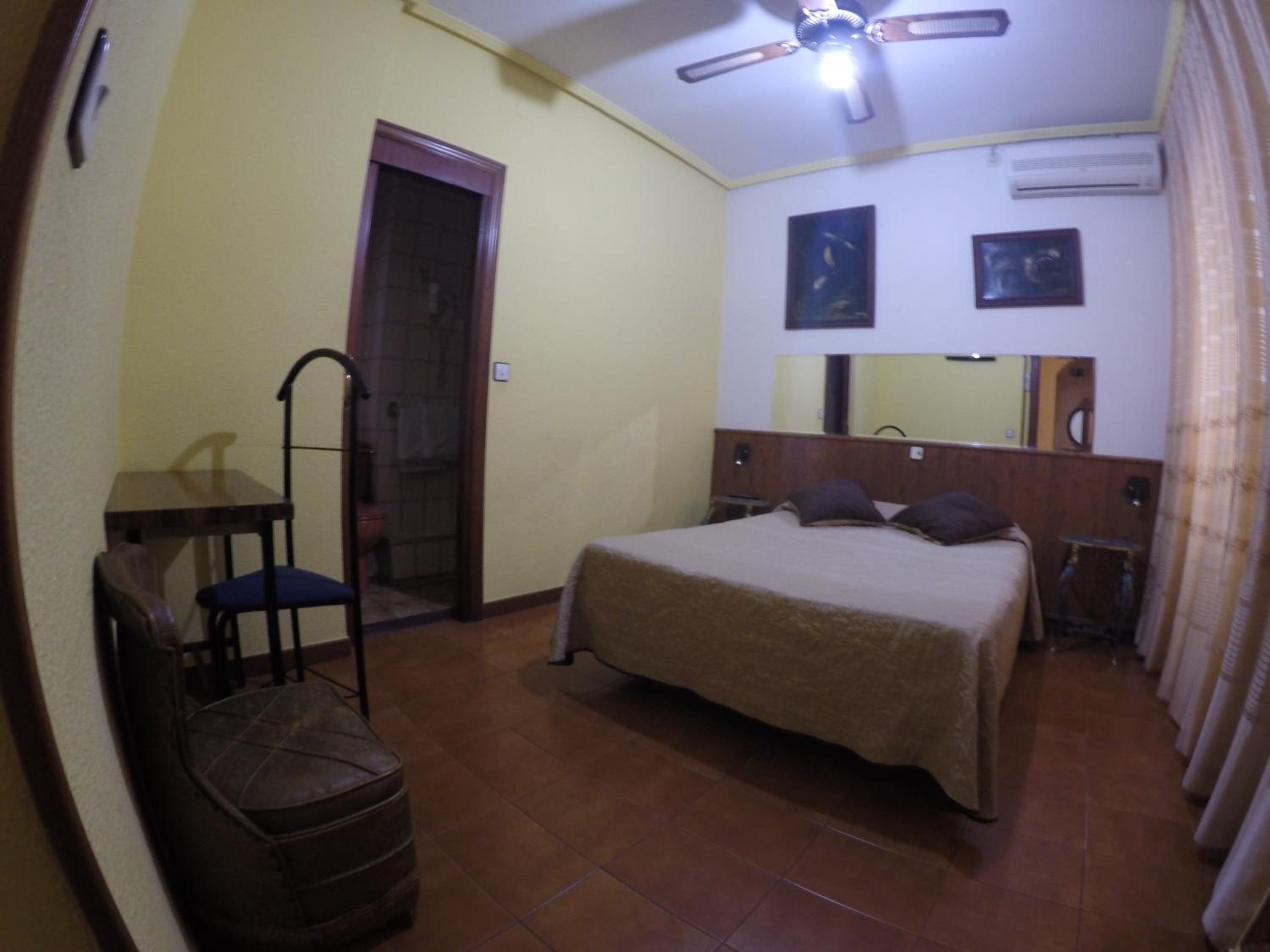 Standard Double or Twin Room - Photo 3
