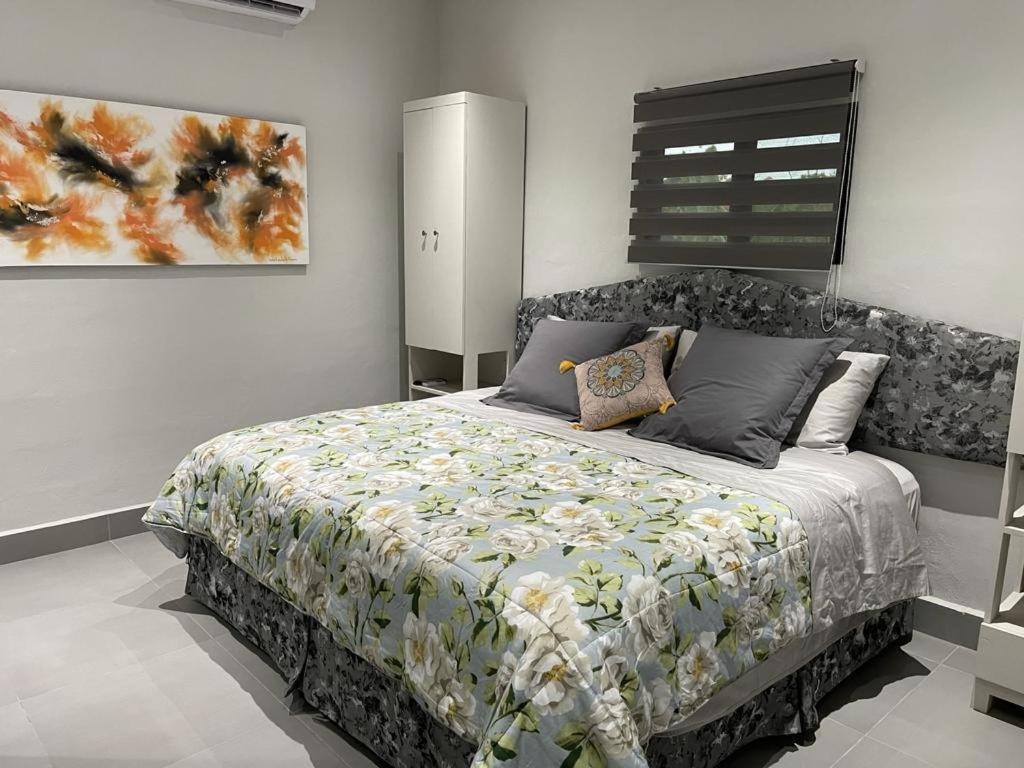 Six-Bedroom House photo 2
