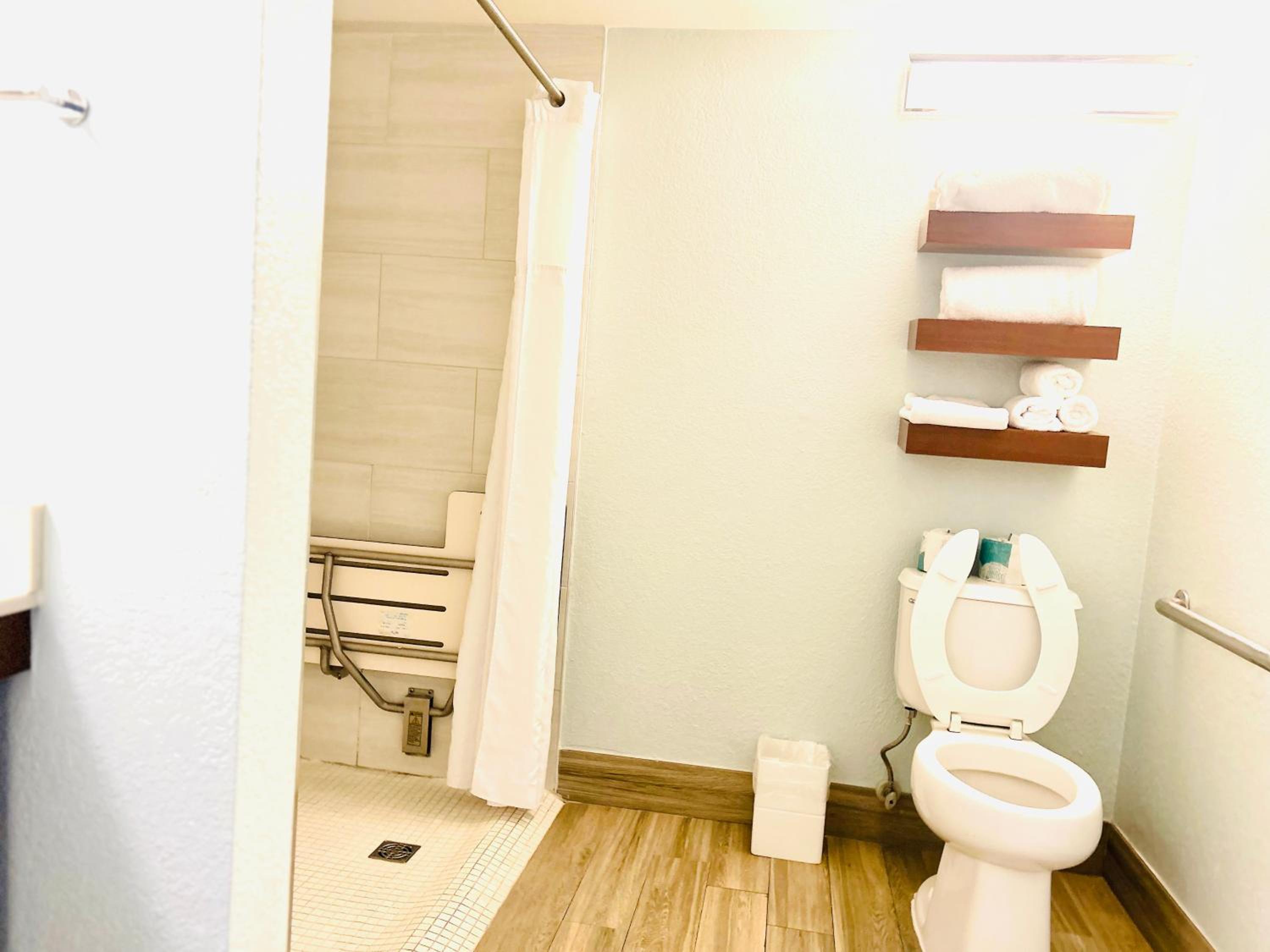 Queen Room with Two Queen Beds and Roll-In Shower - Mobility Access - Photo 3