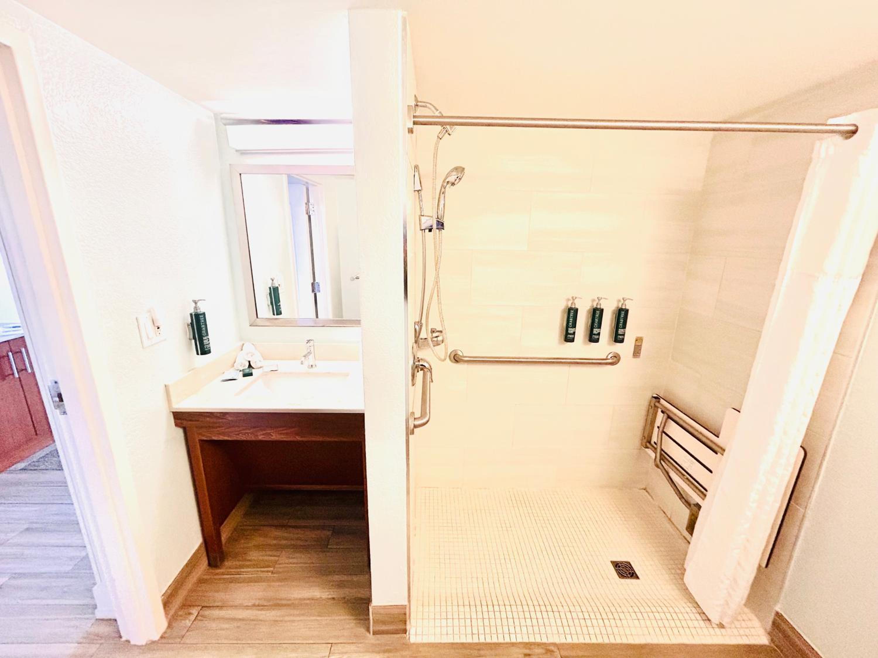 Queen Room with Two Queen Beds and Roll-In Shower - Mobility Access - Photo 4
