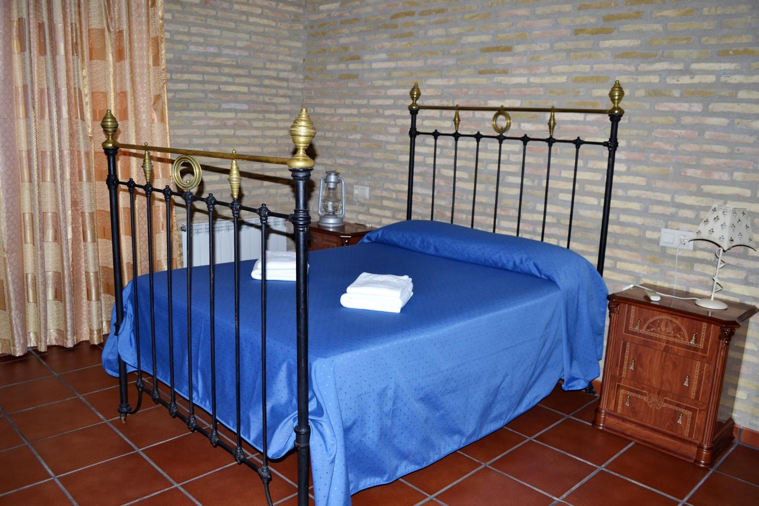 Double Room with Private Bathroom - Photo 18