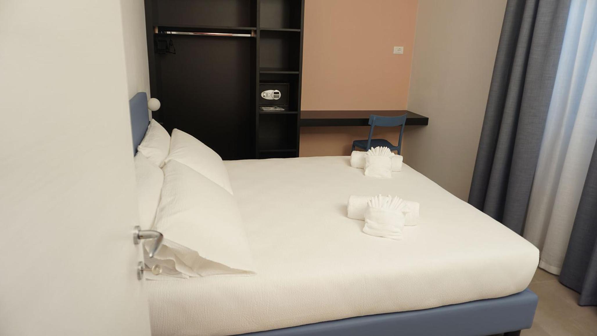Deluxe One-Bedroom Apartment