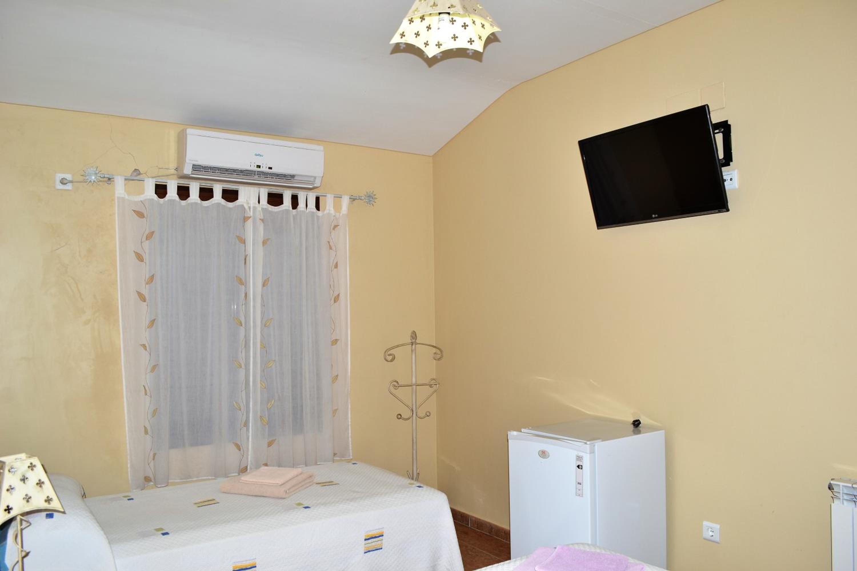 Double Room with Private Bathroom - Photo 2