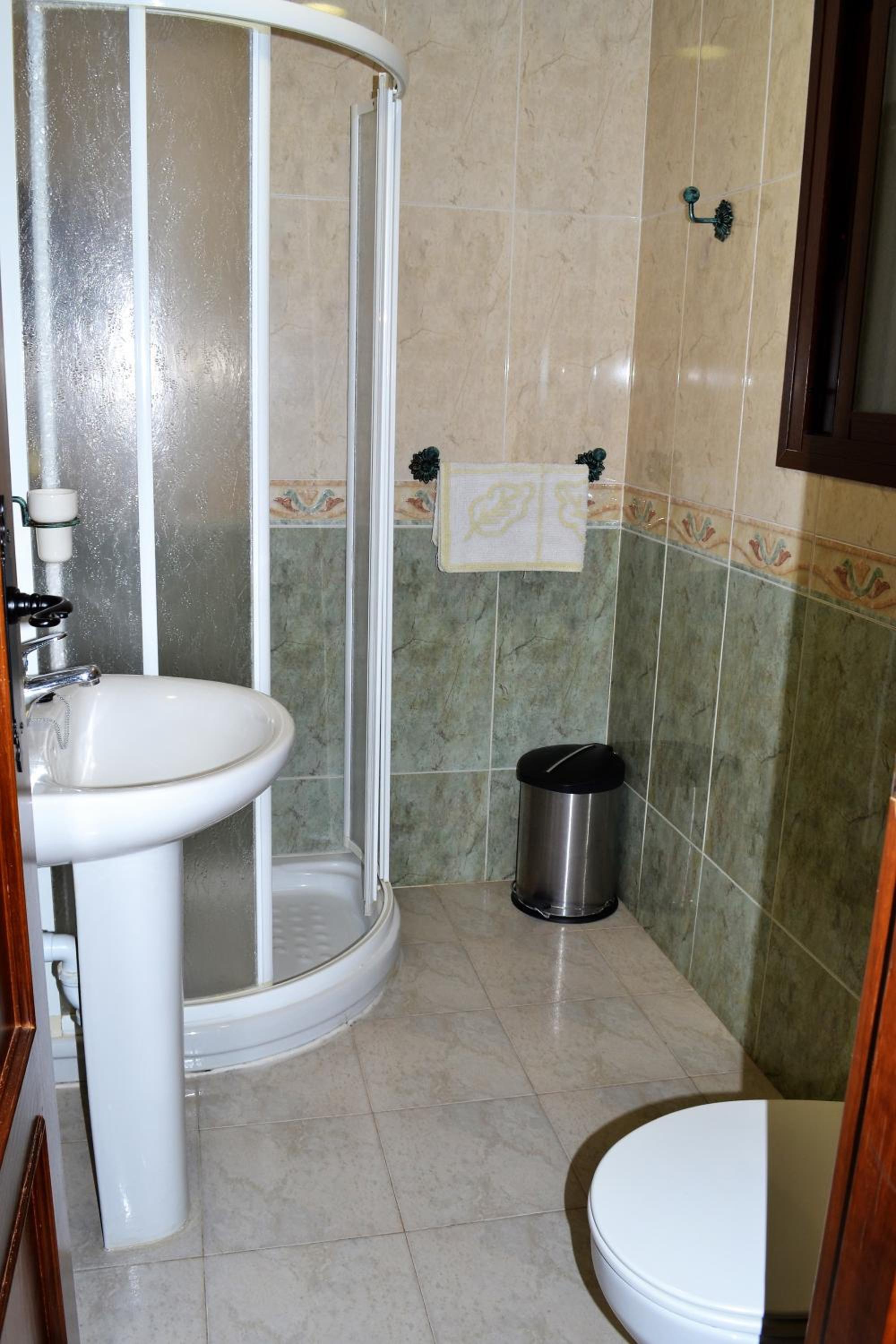 Double Room with Private Bathroom - Photo 8