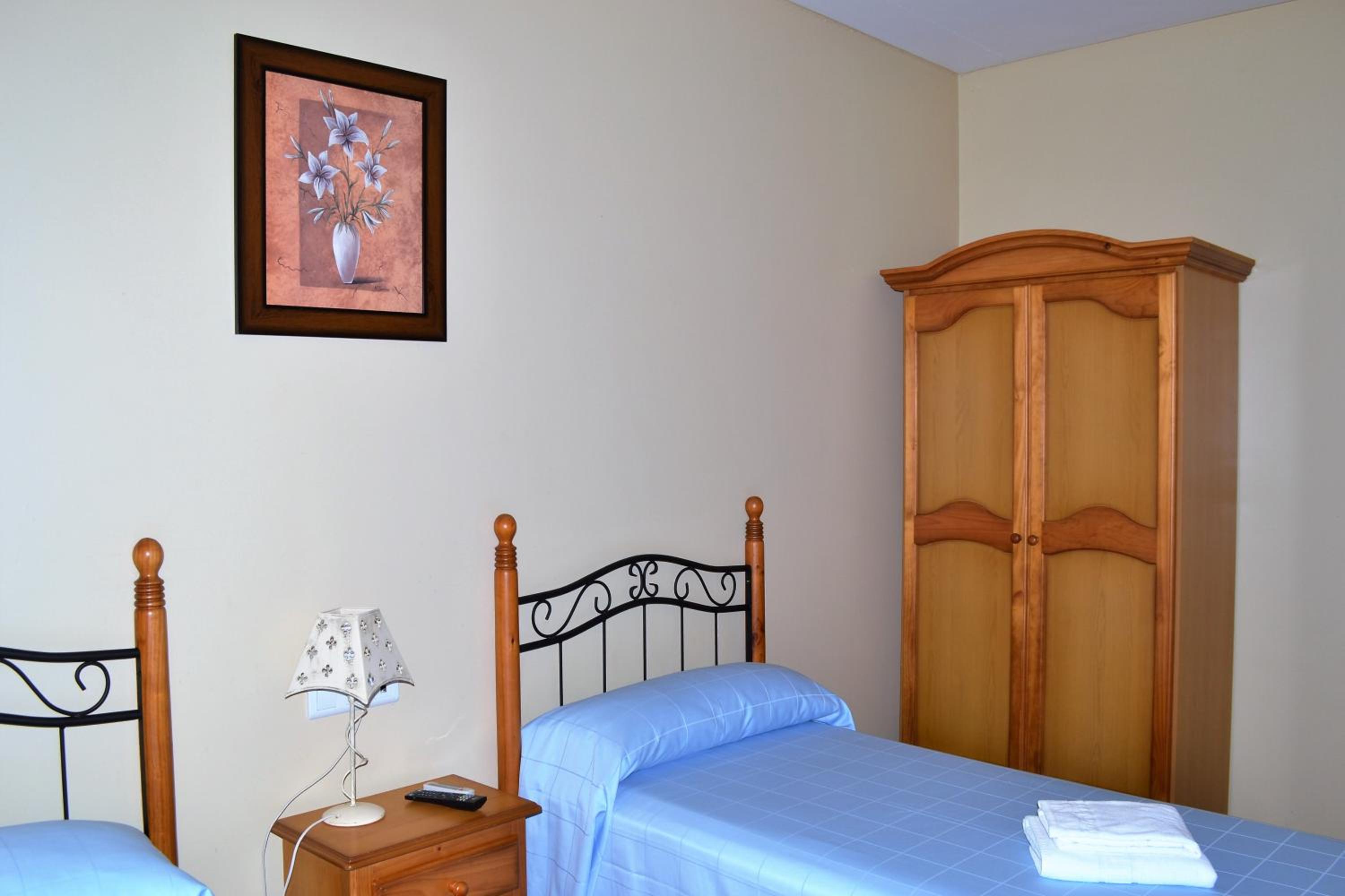 Double Room with Private Bathroom - Photo 10
