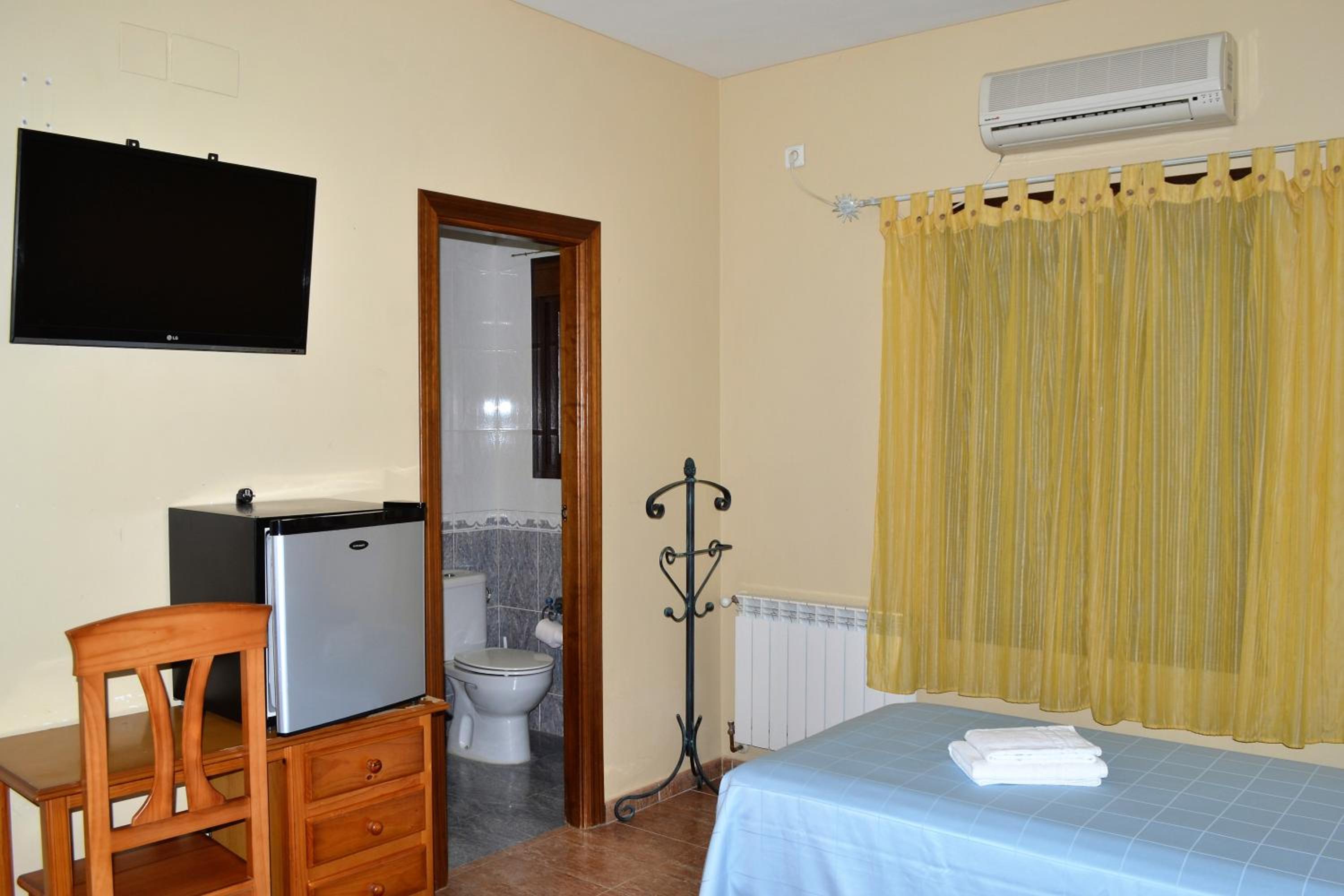 Double Room with Private Bathroom - Photo 6