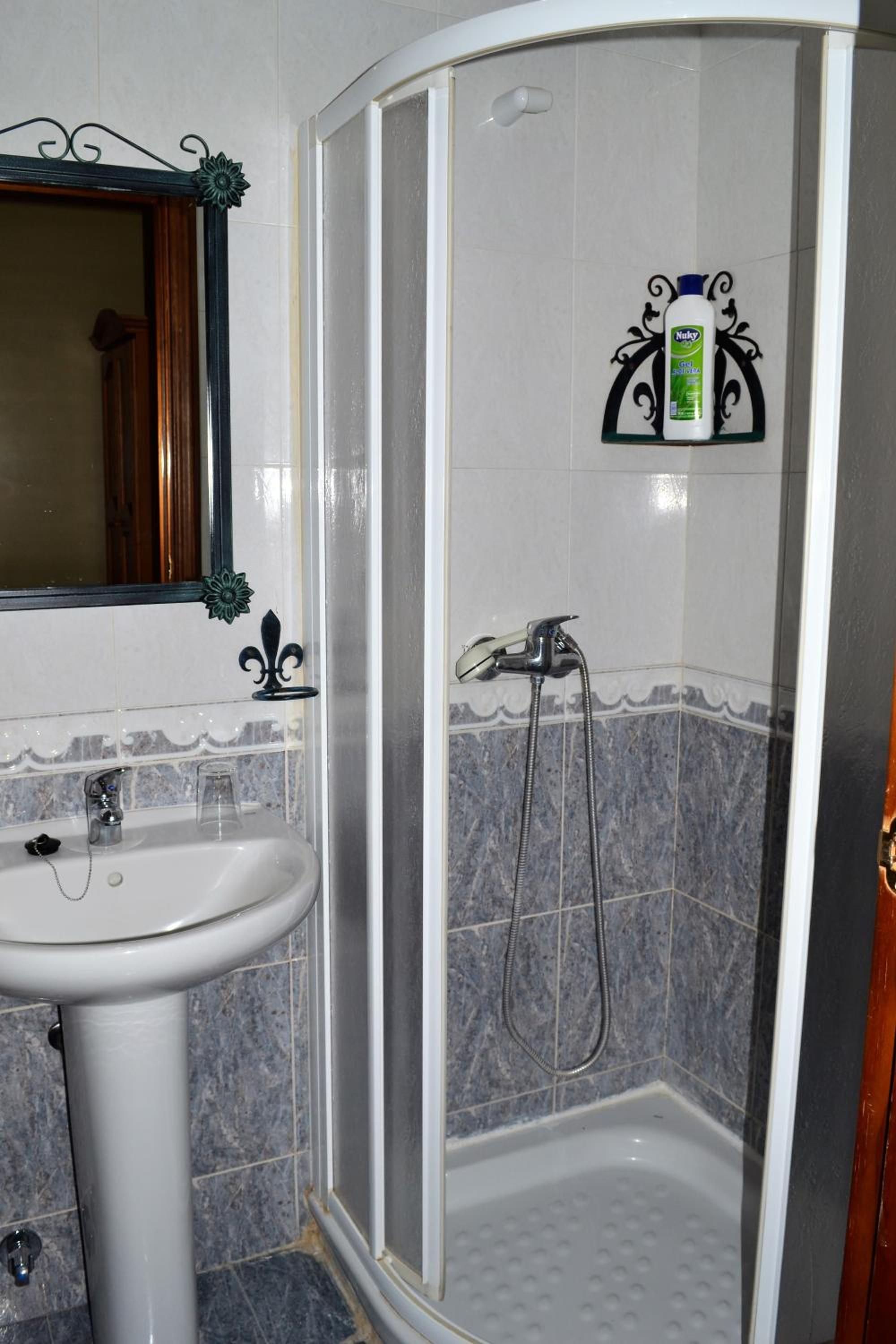 Double Room with Private Bathroom - Photo 11