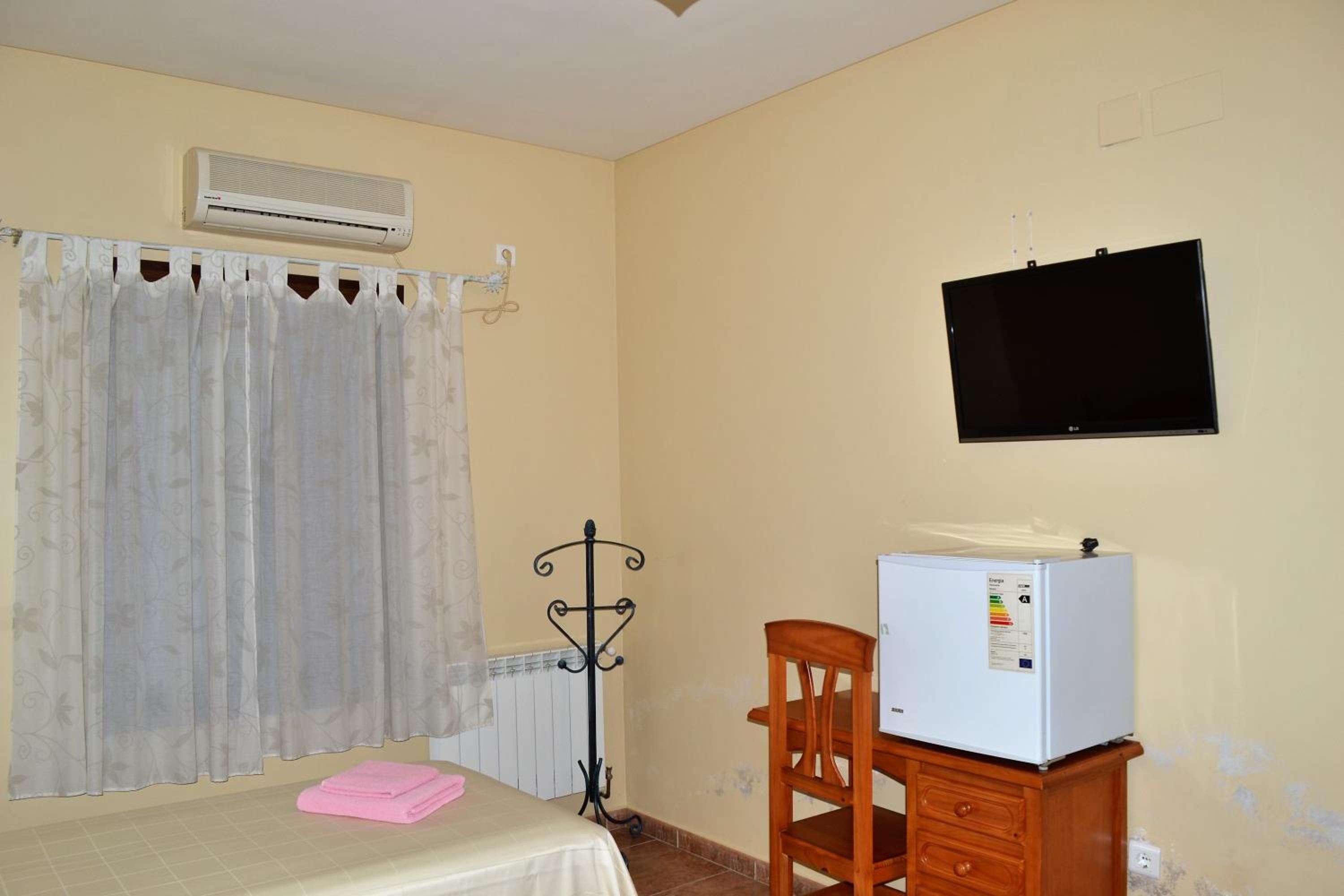 Double Room with Private Bathroom - Photo 12