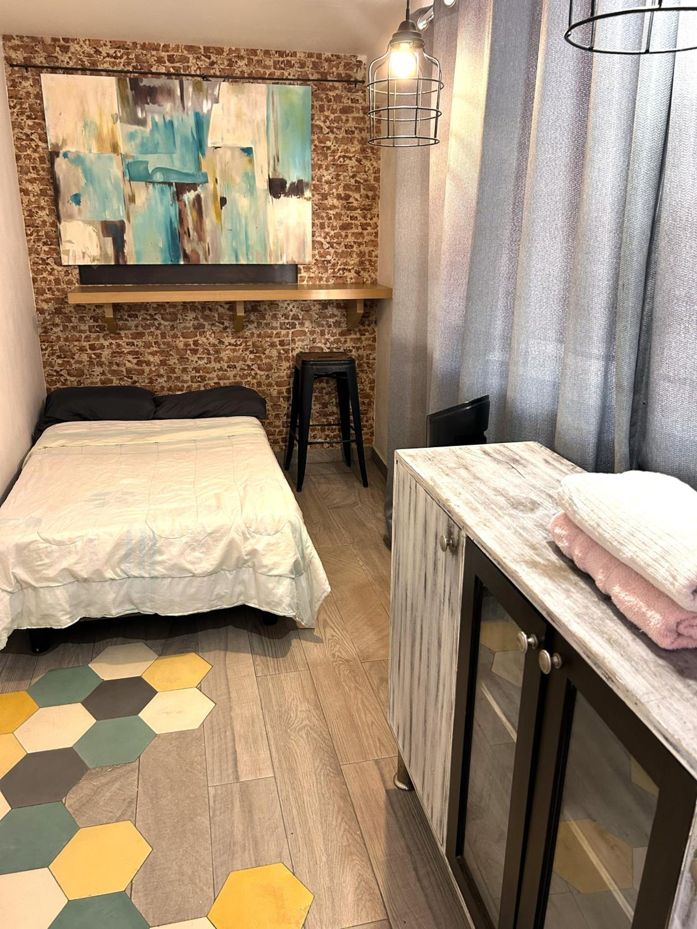 Single Room with Shared Bathroom