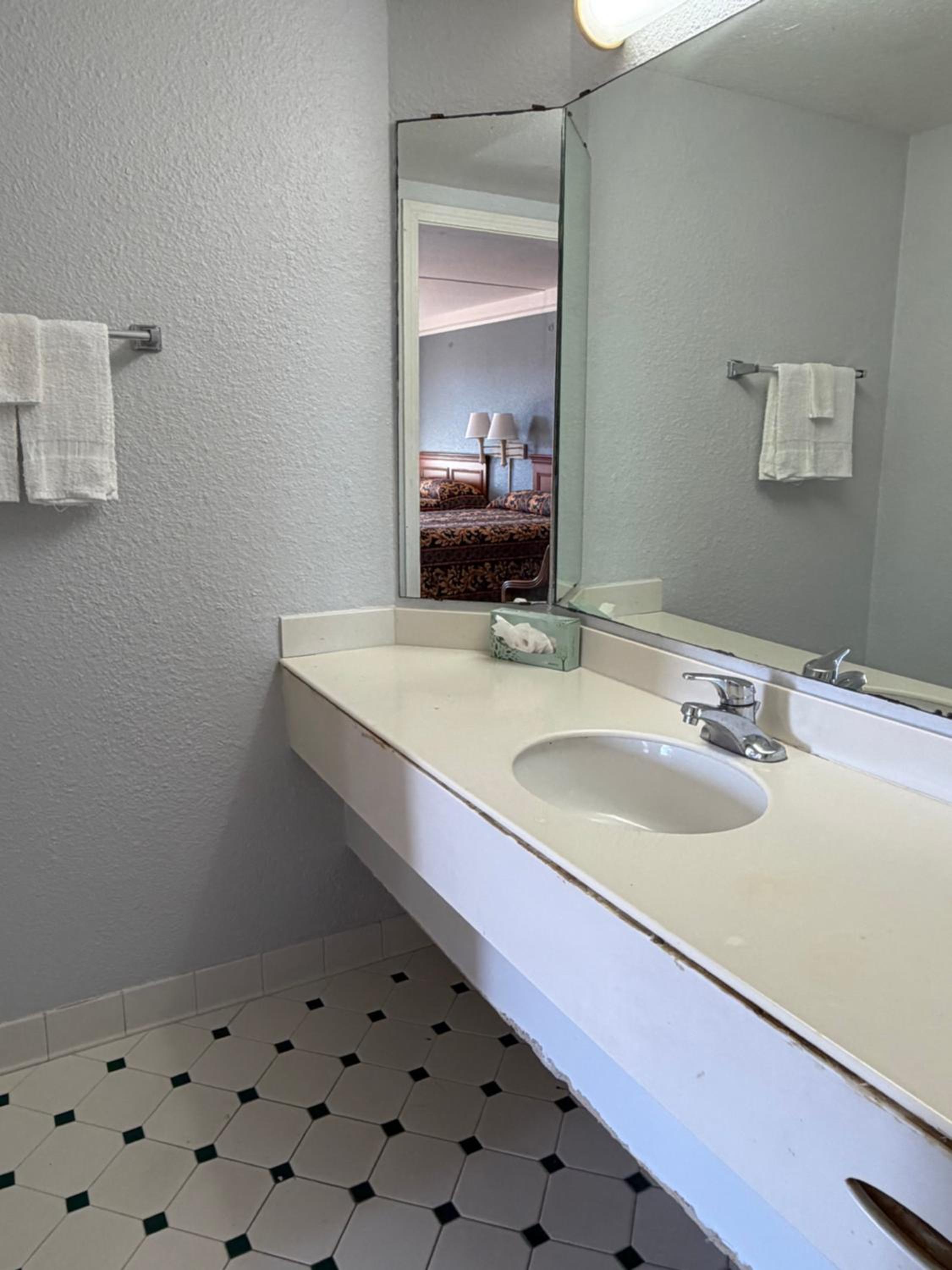 Double Room with Two Double Beds - Photo 7